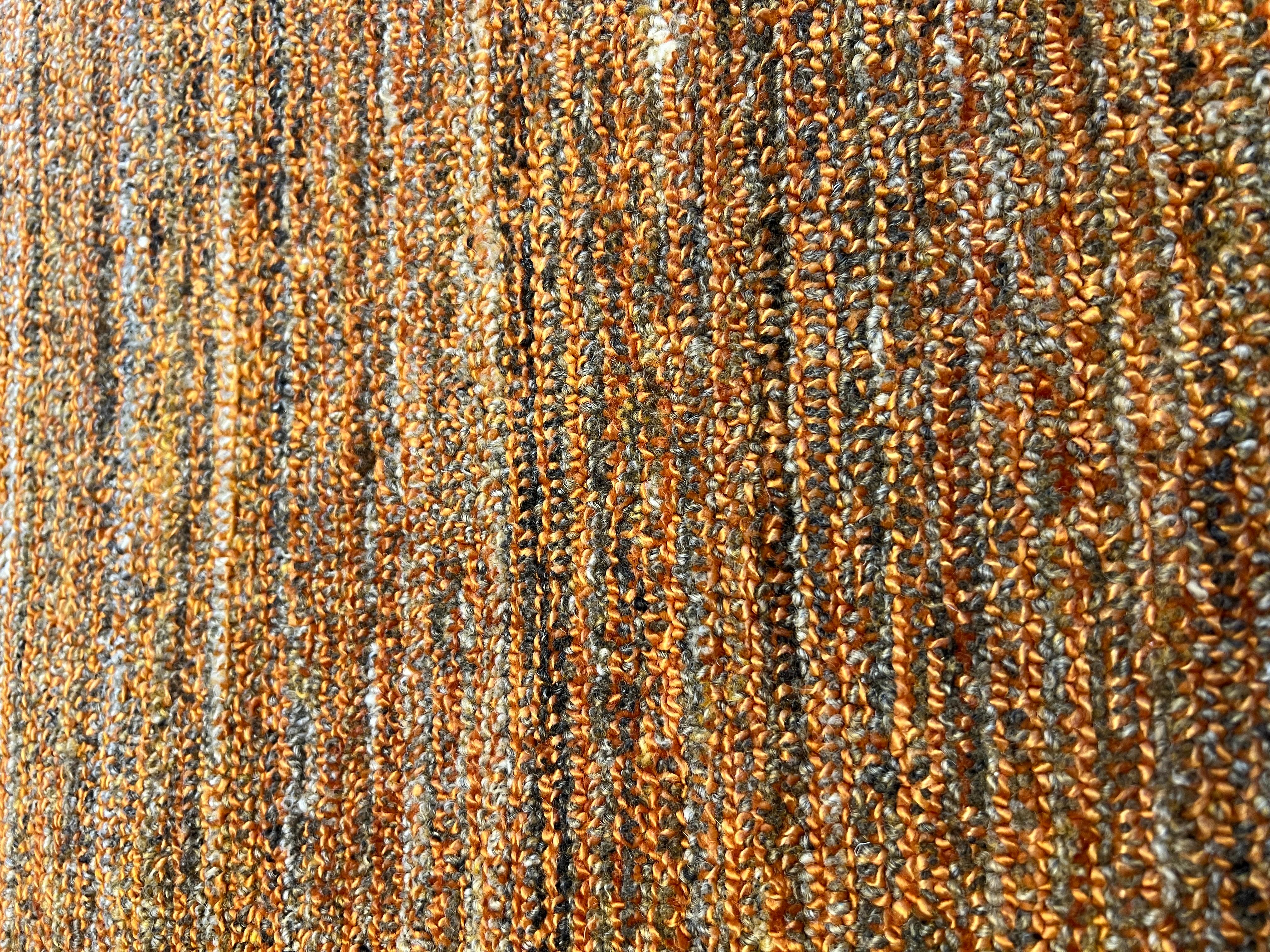 Dieser wunderschöne Teppich wurde fachmännisch aus rostoranger Wolle gefertigt und weist kräftige Streifen auf, die ihm eine einzigartige, gestreifte Textur verleihen. Dank seiner hochwertigen MATERIALIEN und seines strapazierfähigen Designs wird