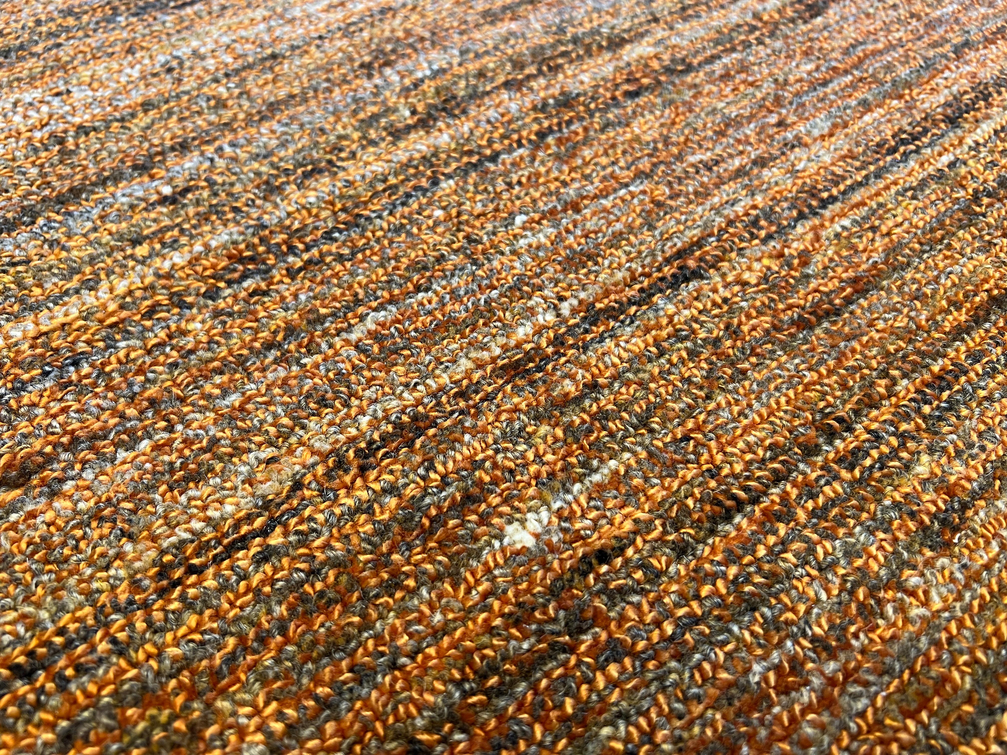 9'x12' Rost-orangefarbener Teppich mit gestreiften Streifen-Design (Indisch) im Angebot