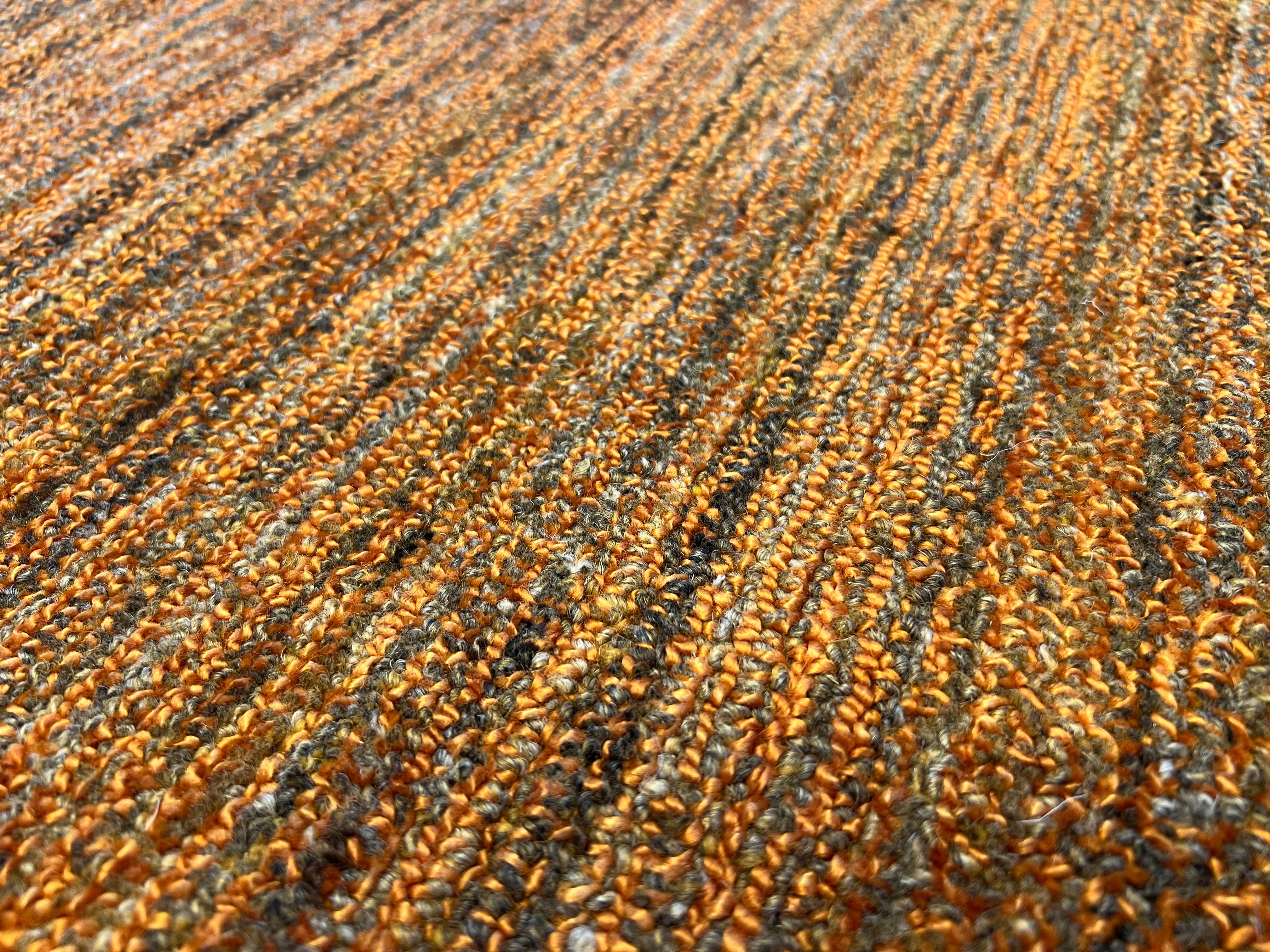 9'x12' Rost-orangefarbener Teppich mit gestreiften Streifen-Design (Handgeknüpft) im Angebot