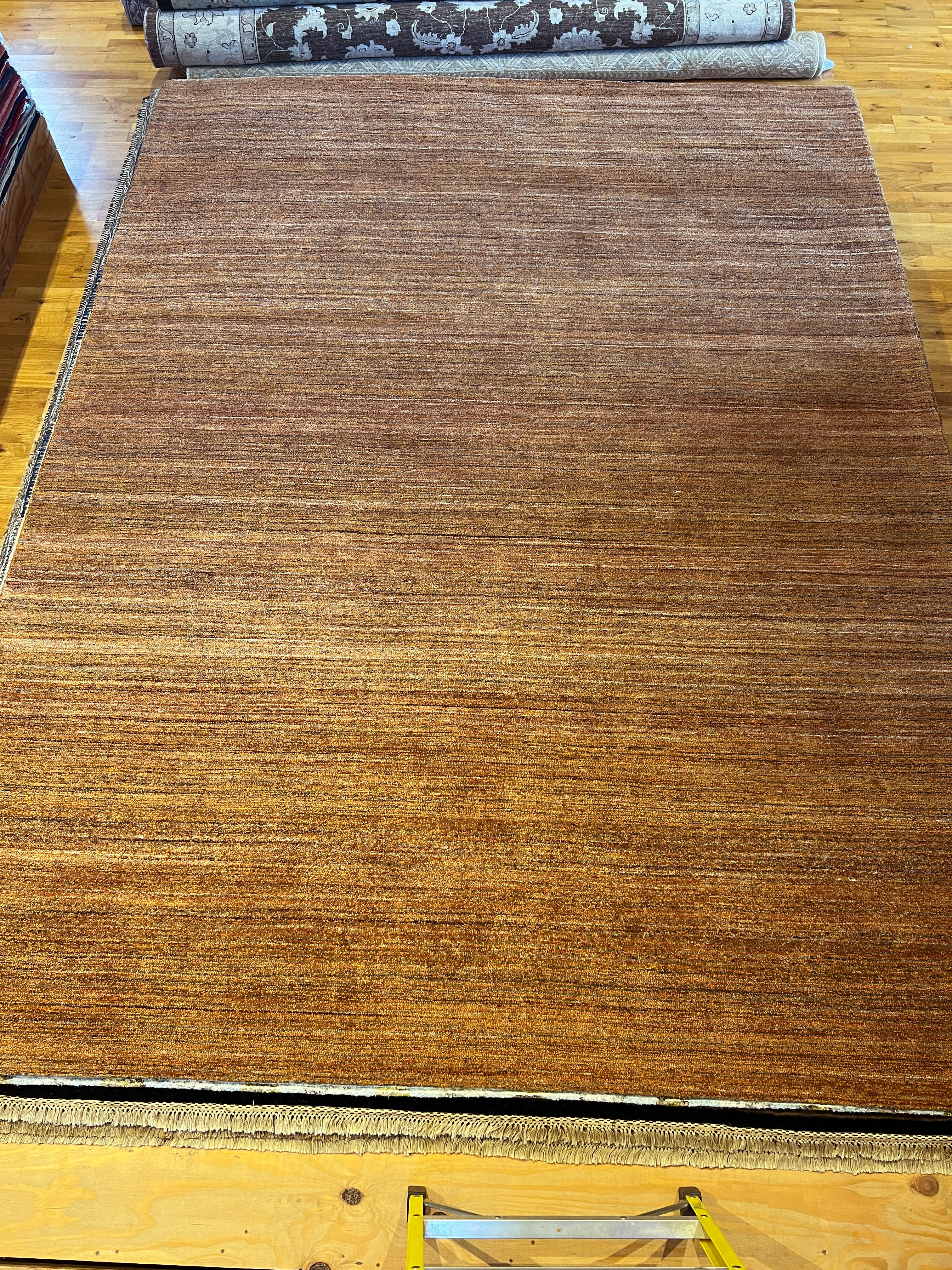 9'x12' Rost-orangefarbener Teppich mit gestreiften Streifen-Design im Zustand „Neu“ im Angebot in Los Angeles, CA
