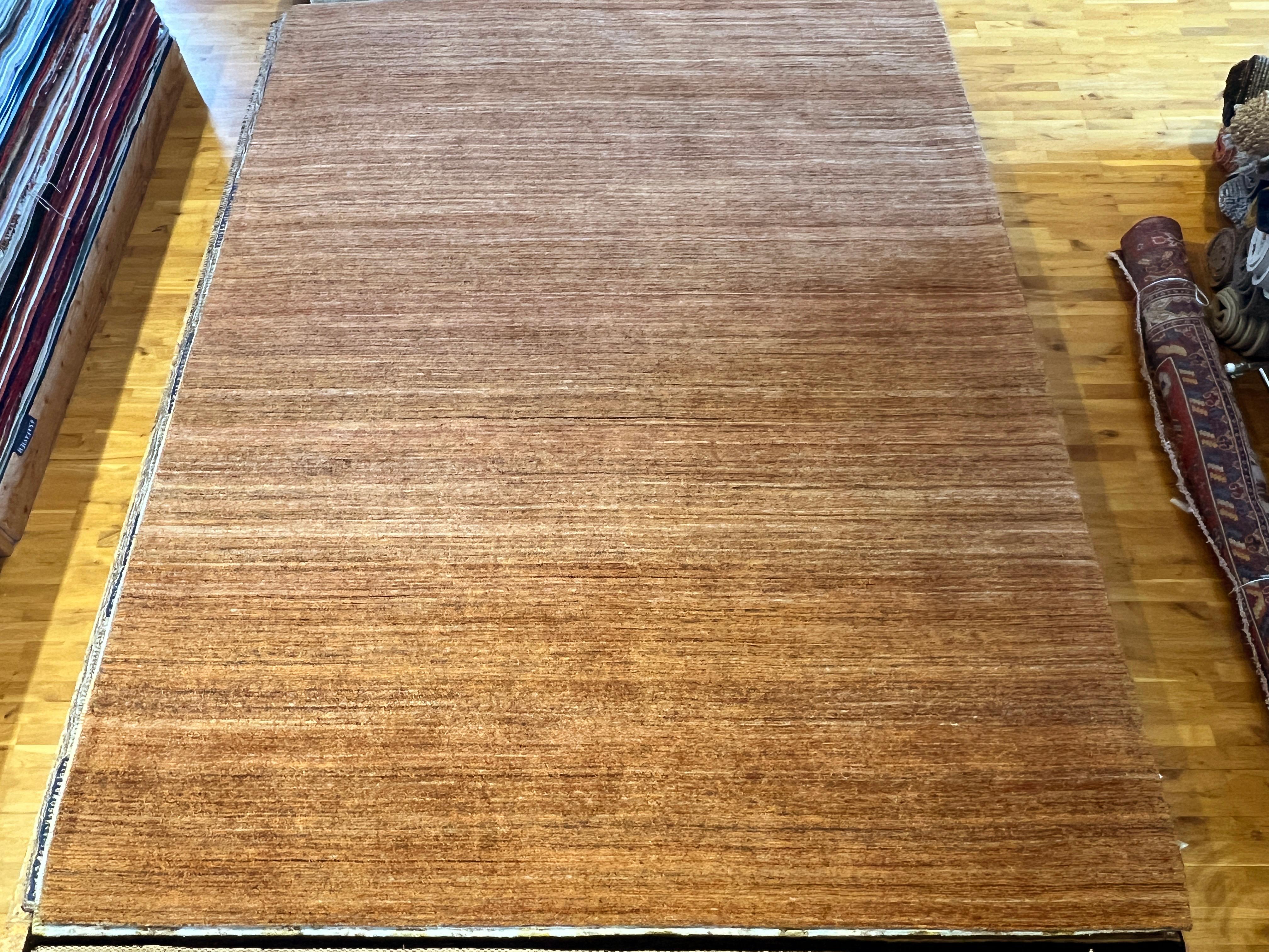 9'x12' Rost-orangefarbener Teppich mit gestreiften Streifen-Design (21. Jahrhundert und zeitgenössisch) im Angebot