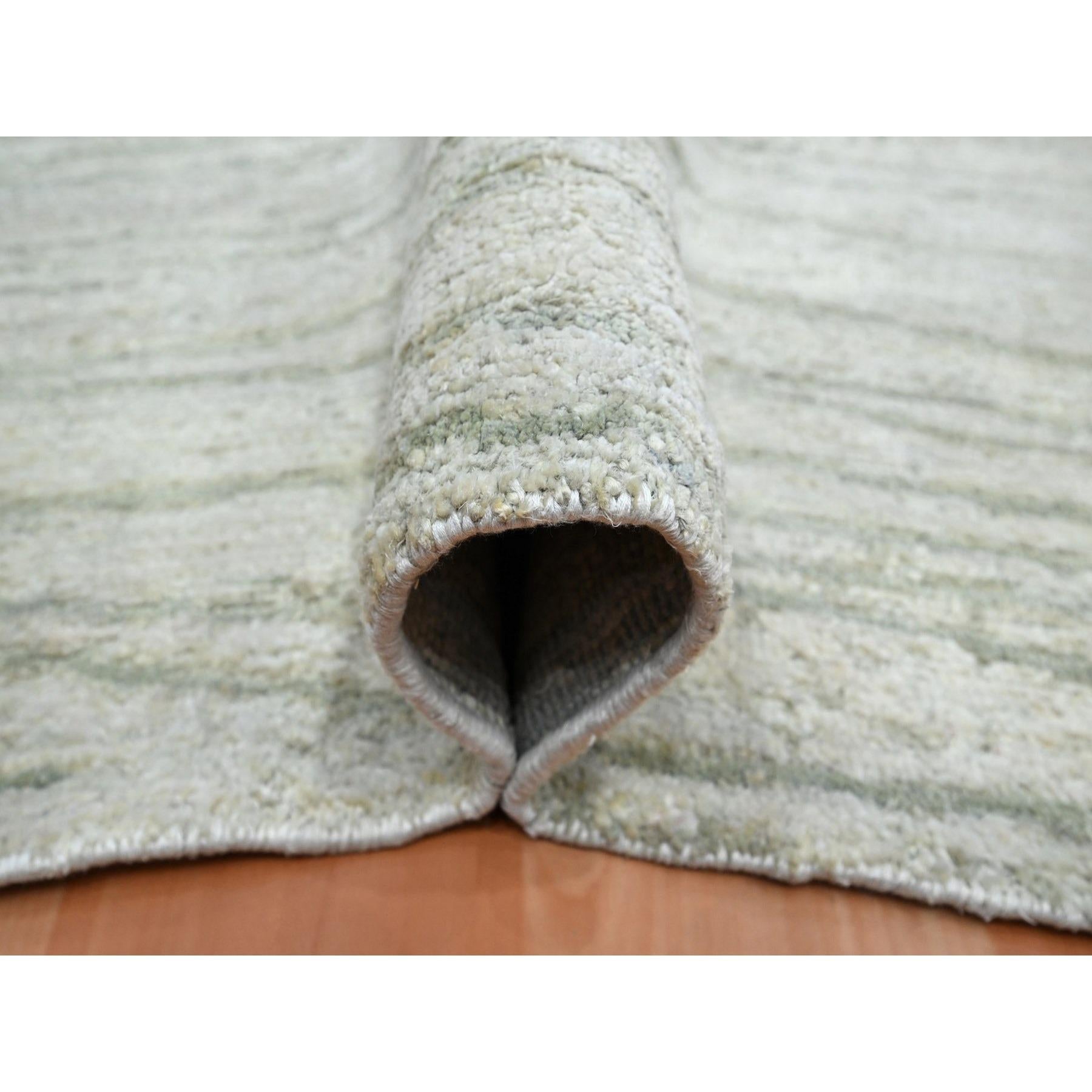 9'x12' Swan White Modern Wavy Design Pure Silk Hand Knotted Oriental Rug In New Condition For Sale In Carlstadt, NJ