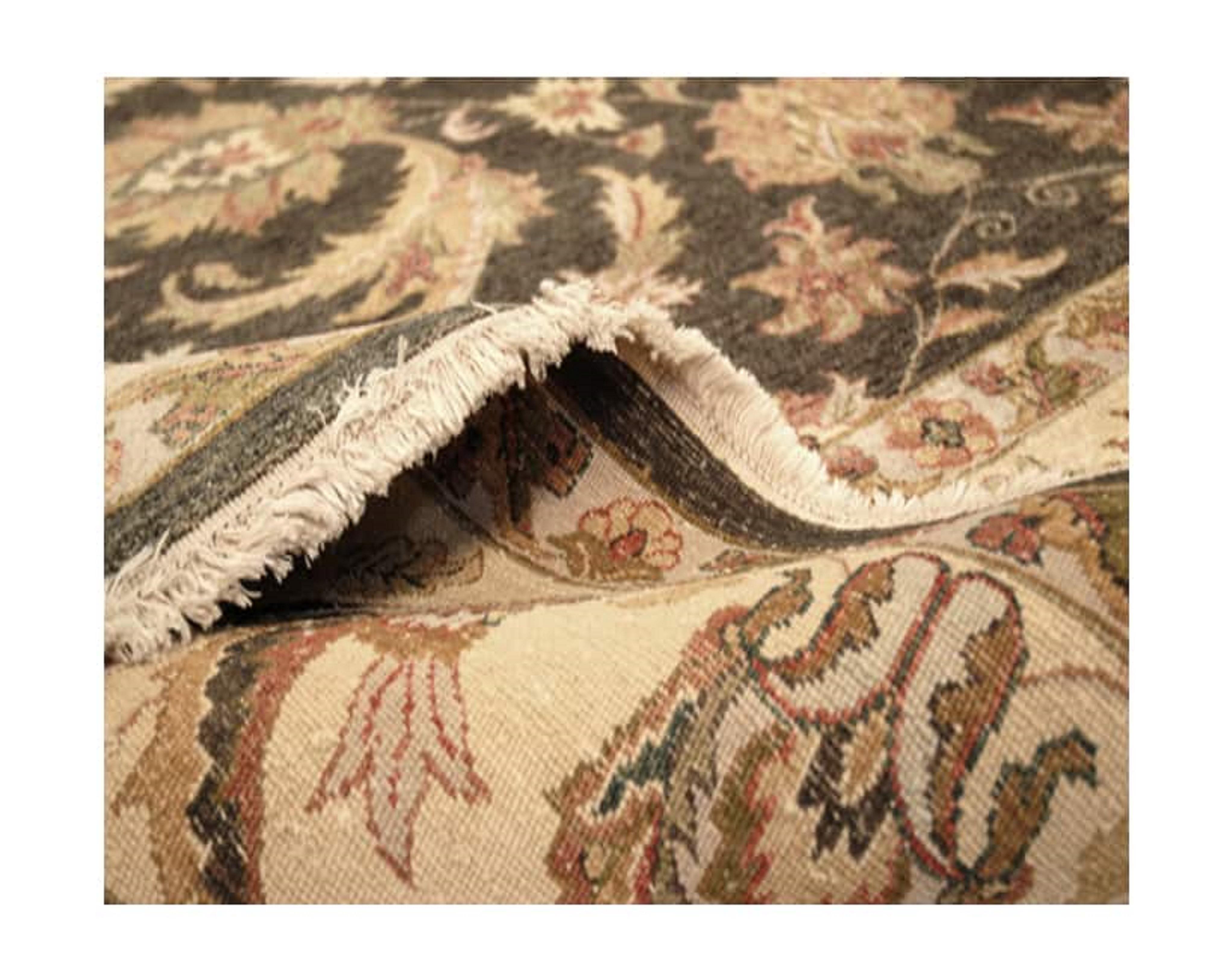 Traditional Hand-woven Indian Agra Rug  In Excellent Condition For Sale In Dallas, TX