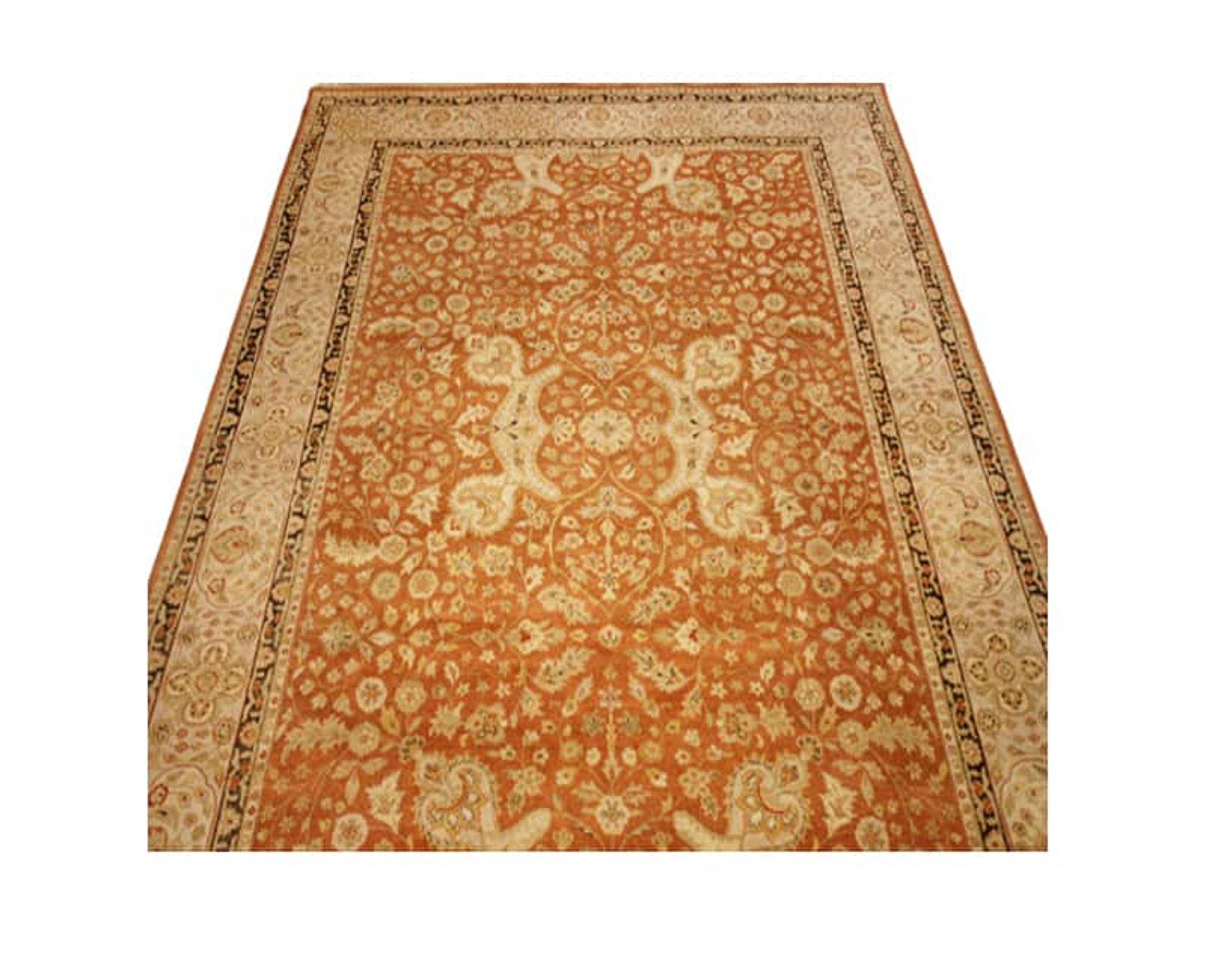 Traditional Hand-woven Indian Agra Rug In Excellent Condition For Sale In Dallas, TX