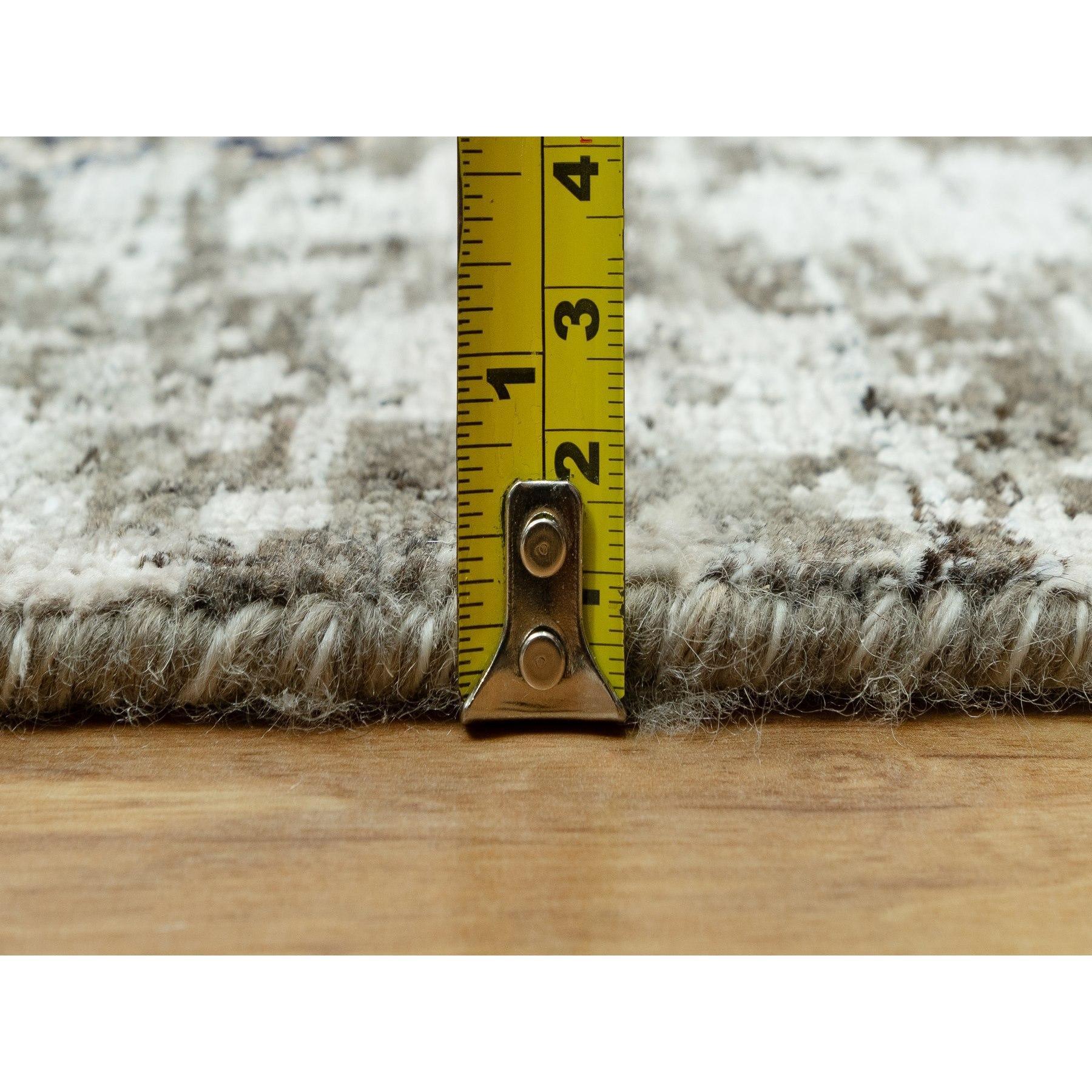 9'x12' Trafalgar Gray Tapis oriental en laine et soie noué à la main avec Erased Design en vente 2