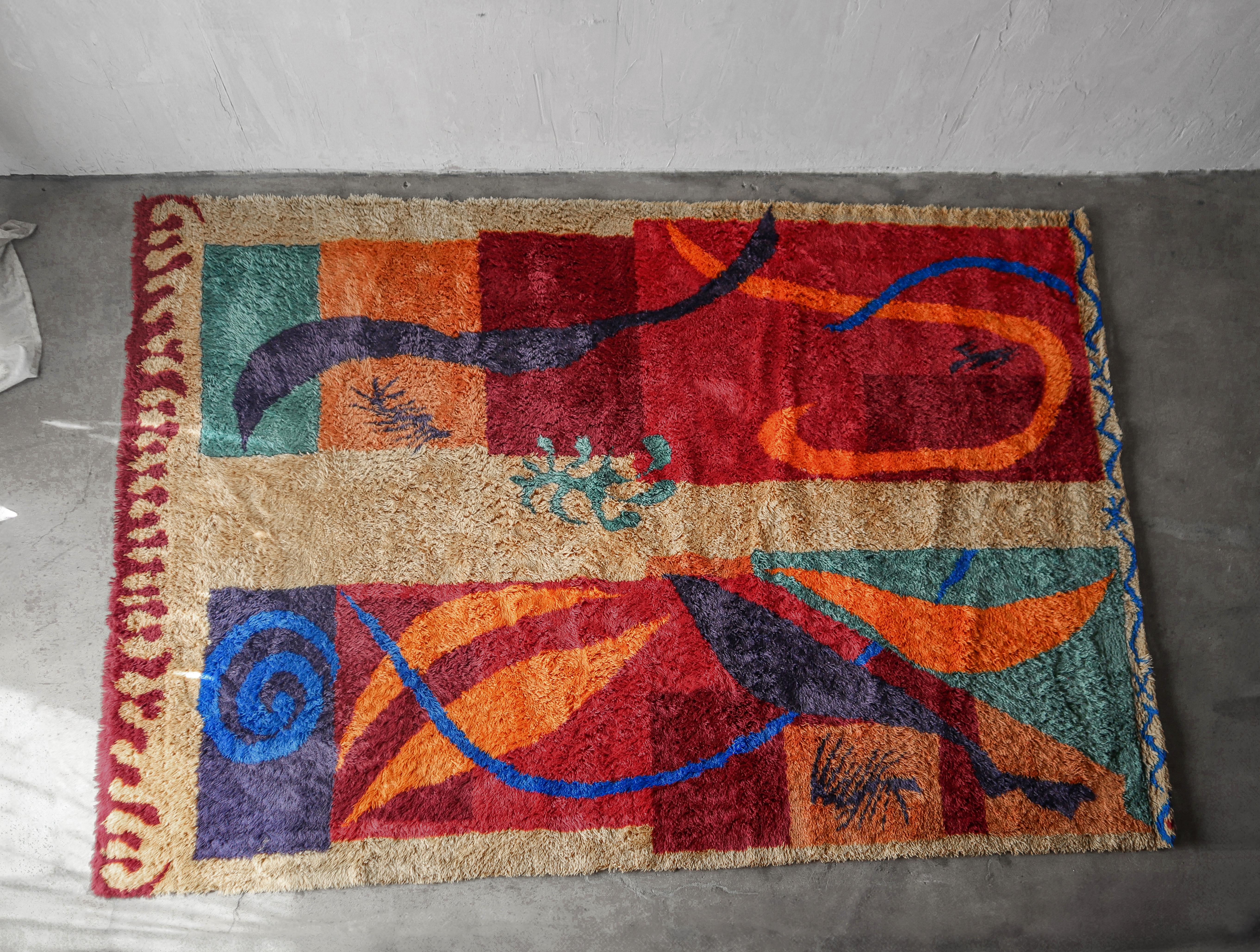 DIMENSIONES EXACTAS POR CONFIRMAR la alfombra mide aproximadamente 8x10

Estás ante un ejemplo clásico de alfombra escandinava Rya. Adquirida al propietario original que la compró a los Grandes Almacenes Bullock en los años 70. 

La alfombra está en
