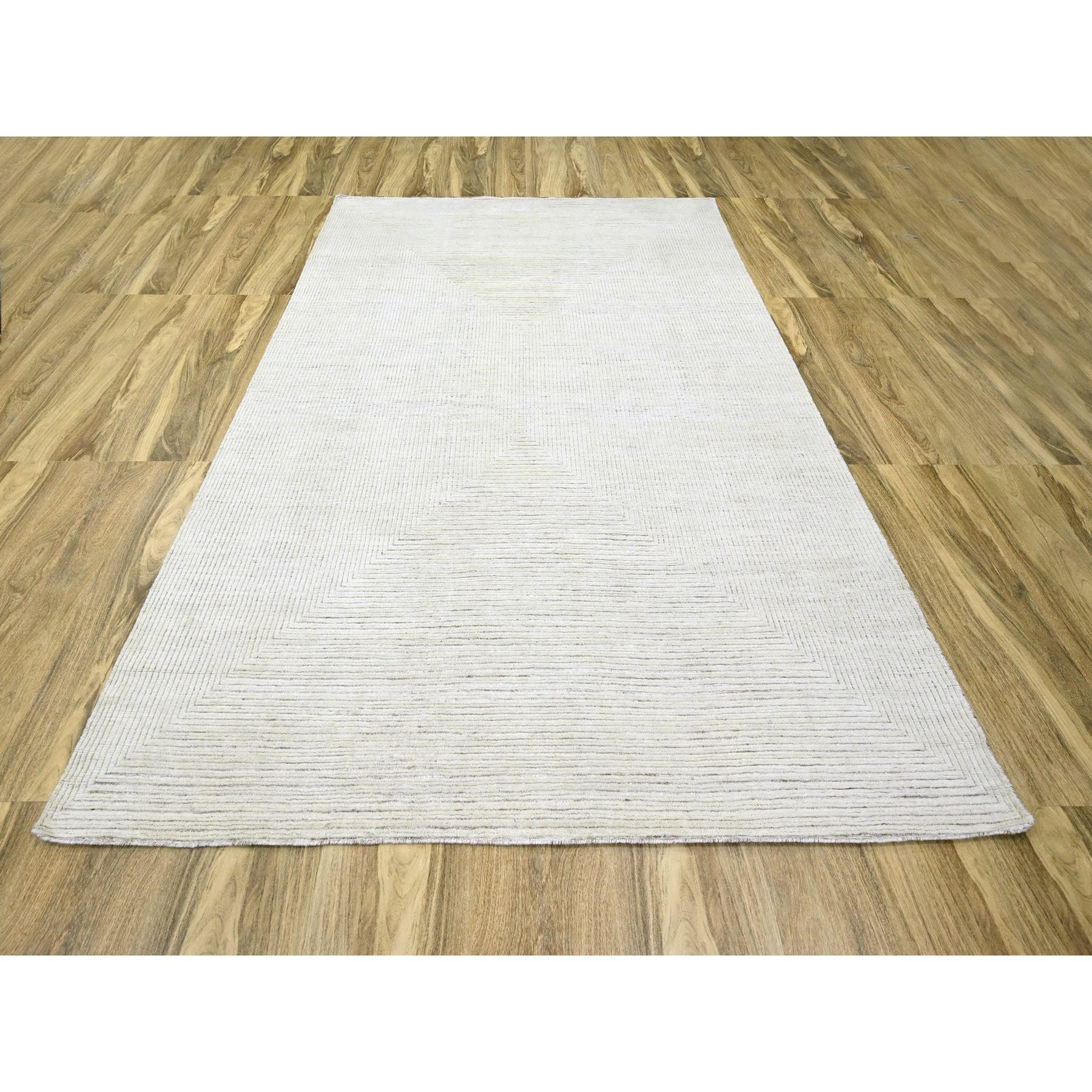 Gänseblümchen weiß, Geometrisches buntes Liniendesign, 100% Wolle, Handgeknüpft, Primäre Materialien: Wolle
Latex: Kein Flor 
Höhe: 0,25 Zoll
Stil: AM Contemporary
Grundfarbe: Elfenbein
Sekundärfarben: Keine
Muster: Orientalisch