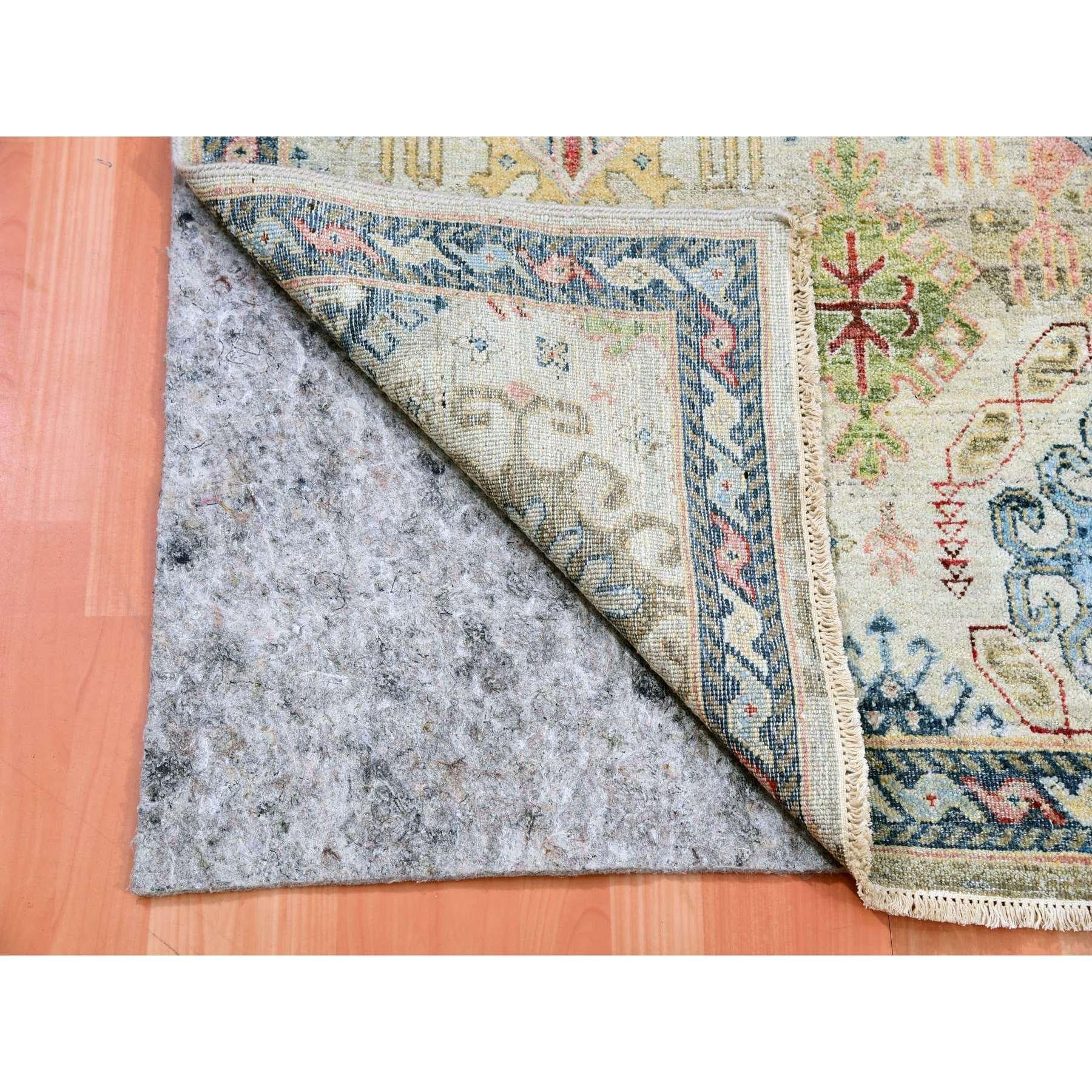 9'x12' Weißer handgeknüpfter orientalischer Teppich aus Wolle mit kaukasischen Gul-Motiven im All-Over-Design (Handgeknüpft) im Angebot