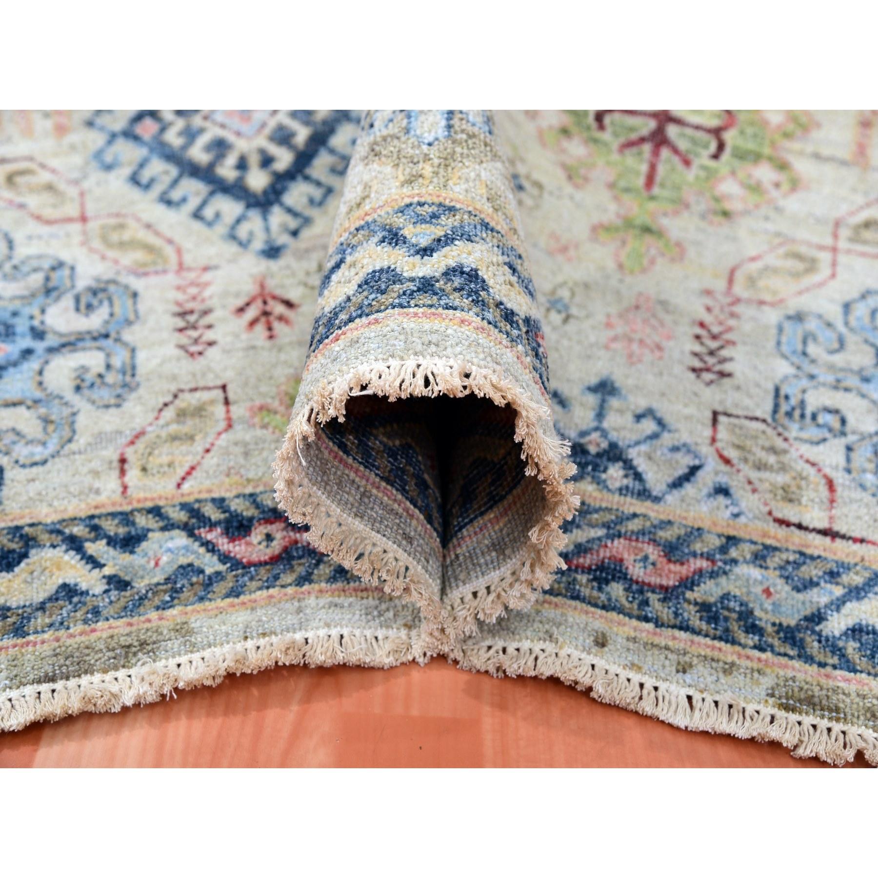 9'x12' Weißer handgeknüpfter orientalischer Teppich aus Wolle mit kaukasischen Gul-Motiven im All-Over-Design im Zustand „Neu“ im Angebot in Carlstadt, NJ