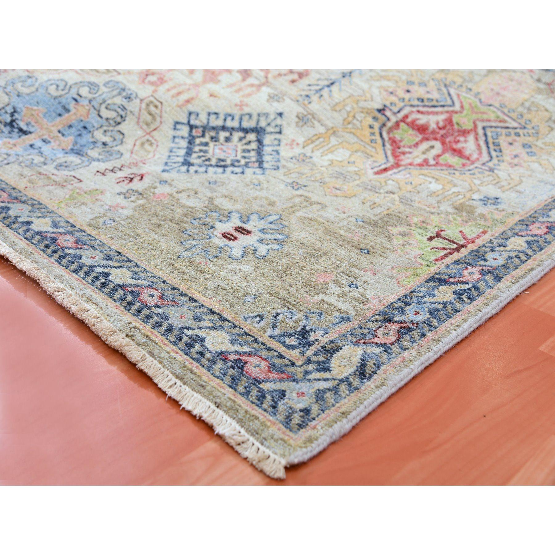 9'x12' Weißer handgeknüpfter orientalischer Teppich aus Wolle mit kaukasischen Gul-Motiven im All-Over-Design (21. Jahrhundert und zeitgenössisch) im Angebot
