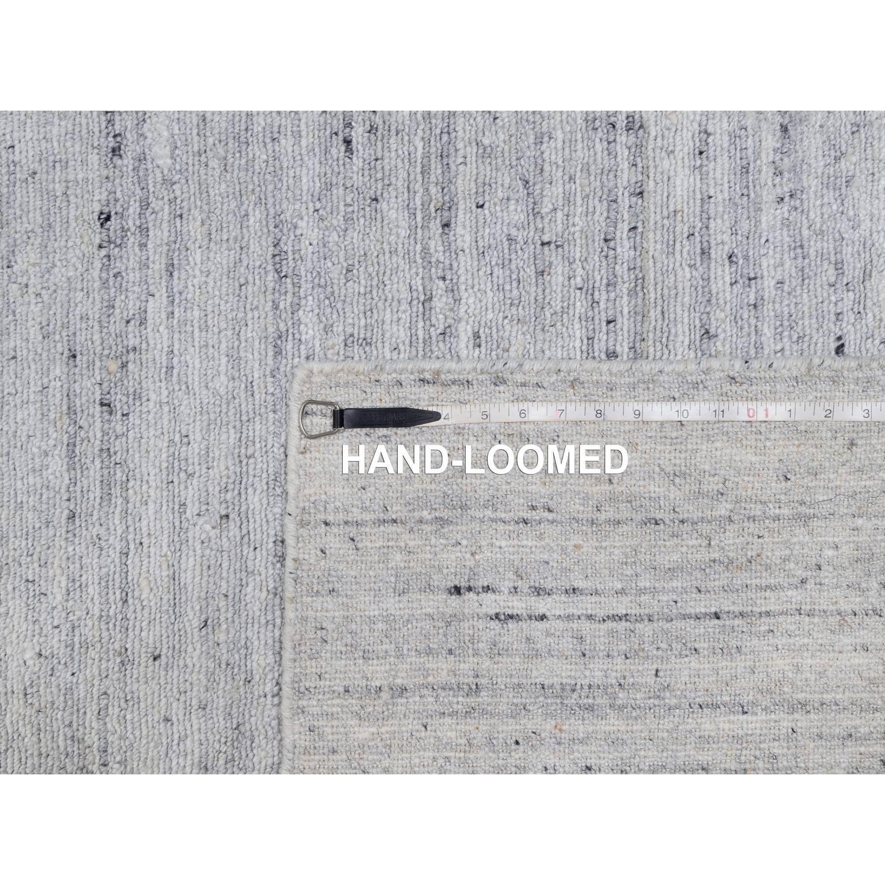 9'x12' Weißer weicher Flor aus reiner Wolle Einfarbig Modernes Striae Design Handgewebter Teppich im Angebot 5