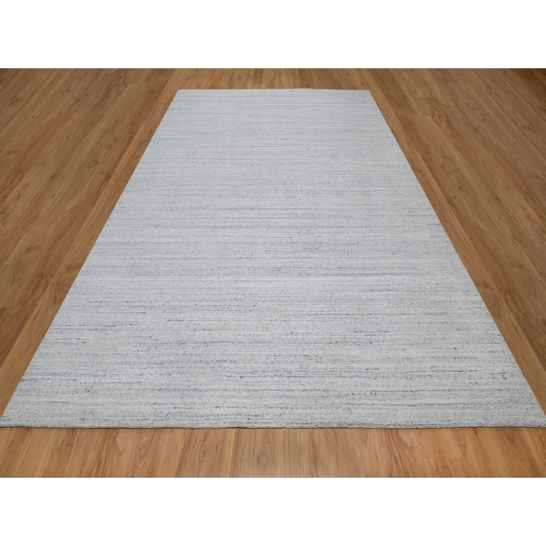 Frostweiß, Weicher Flor, Natürliche Wolle, Schlichtes Modernes Striae Design, Handgeknüpft, Orientteppich
Primäre MATERIALIEN: Wolle
Latex: Kein Flor 
Höhe: 0,25 Zoll
Stil: AM Contemporary
Grundfarbe: Elfenbein
Sekundäre Farben: Creme, Schwarz,