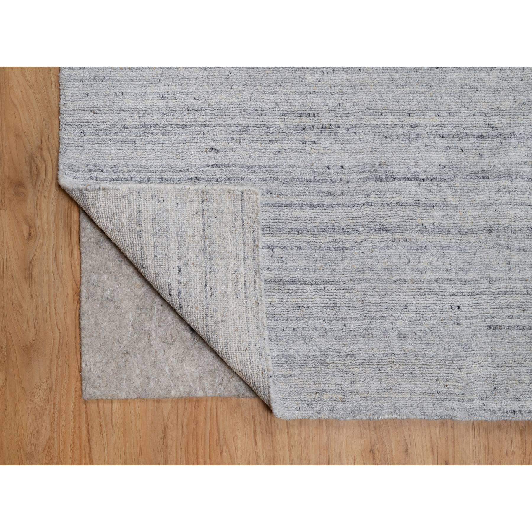 9'x12' Weißer weicher Flor aus reiner Wolle Einfarbig Modernes Striae Design Handgewebter Teppich (Handgeknüpft) im Angebot