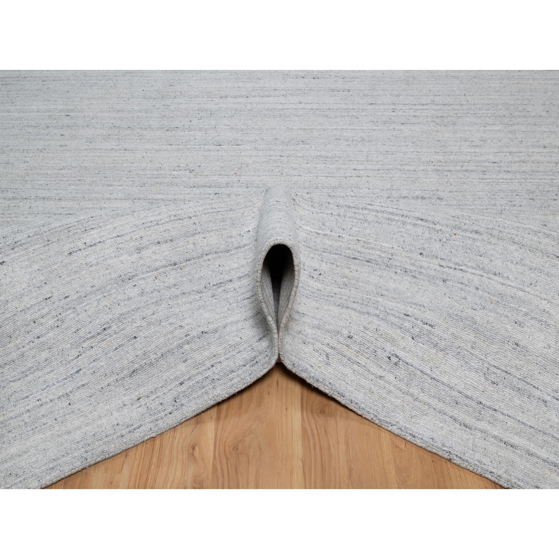 9'x12' Weißer weicher Flor aus reiner Wolle Einfarbig Modernes Striae Design Handgewebter Teppich im Zustand „Neu“ im Angebot in Carlstadt, NJ