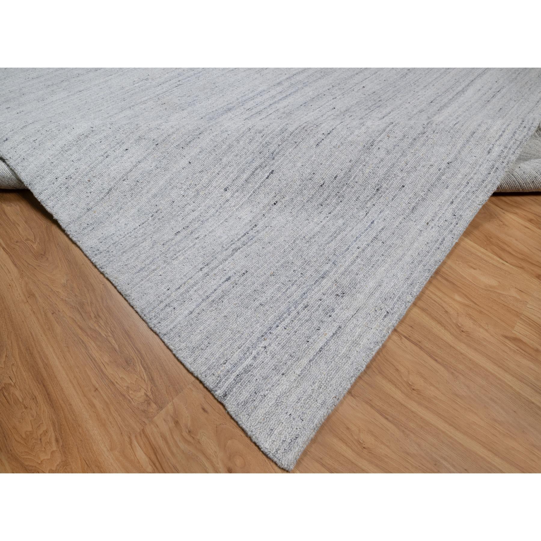 9'x12' Weißer weicher Flor aus reiner Wolle Einfarbig Modernes Striae Design Handgewebter Teppich (21. Jahrhundert und zeitgenössisch) im Angebot