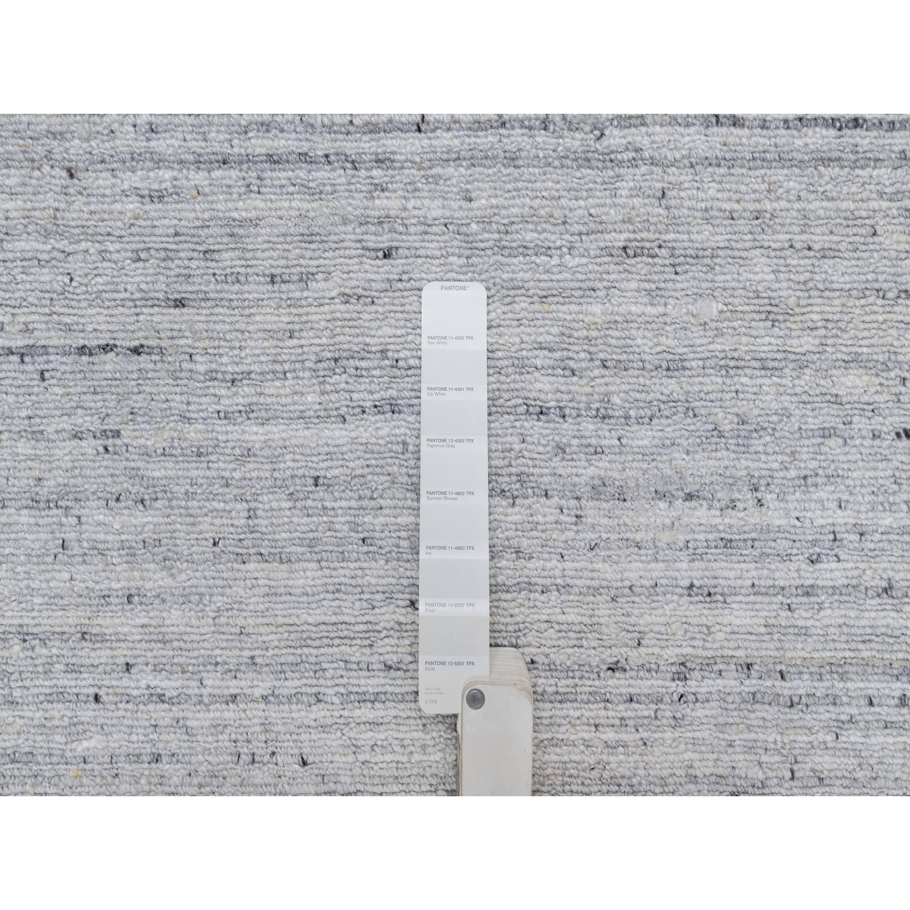 9'x12' Weißer weicher Flor aus reiner Wolle Einfarbig Modernes Striae Design Handgewebter Teppich im Angebot 1