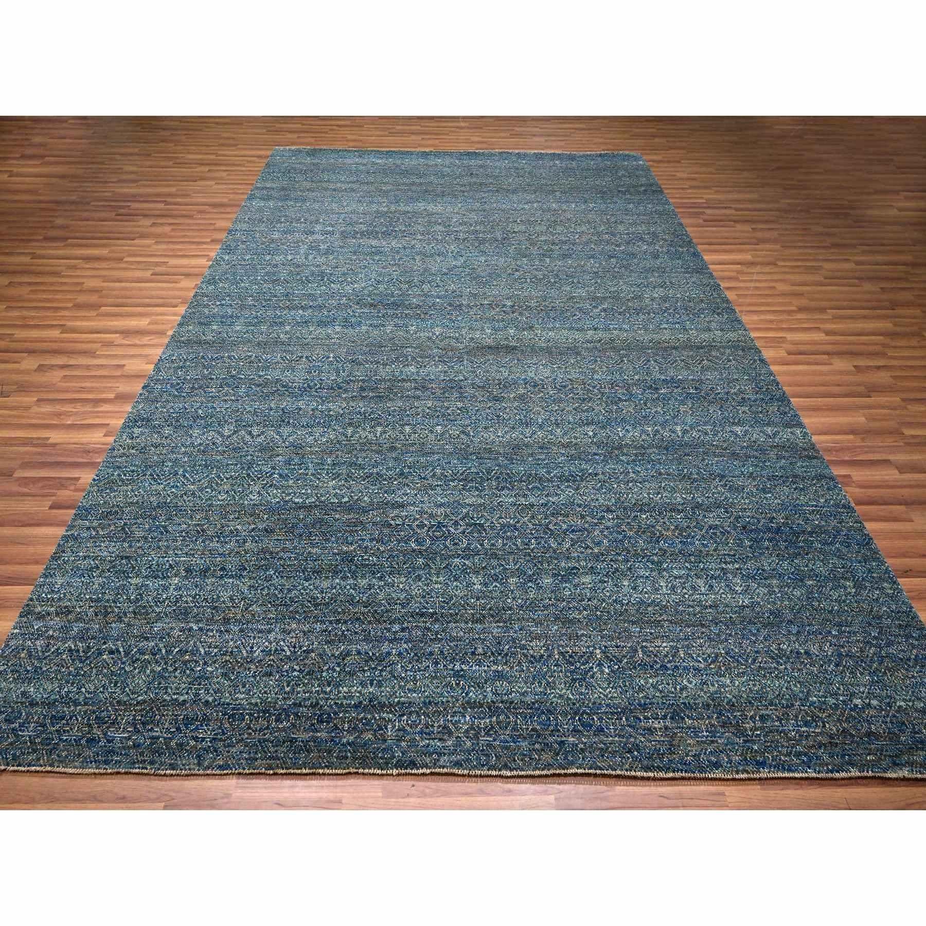 Ägäisblau, Kohinoor Herat Kleines sich wiederholendes geometrisches Design, Handgeknüpft, Weich im Griff, Reine Wolle, Orientteppich
Primäre MATERIALIEN: Wolle
Latex: Kein Flor 
Höhe: 0,25 Zoll
Stil: Transitional
Grundfarbe: Blau
Sekundärfarben:
