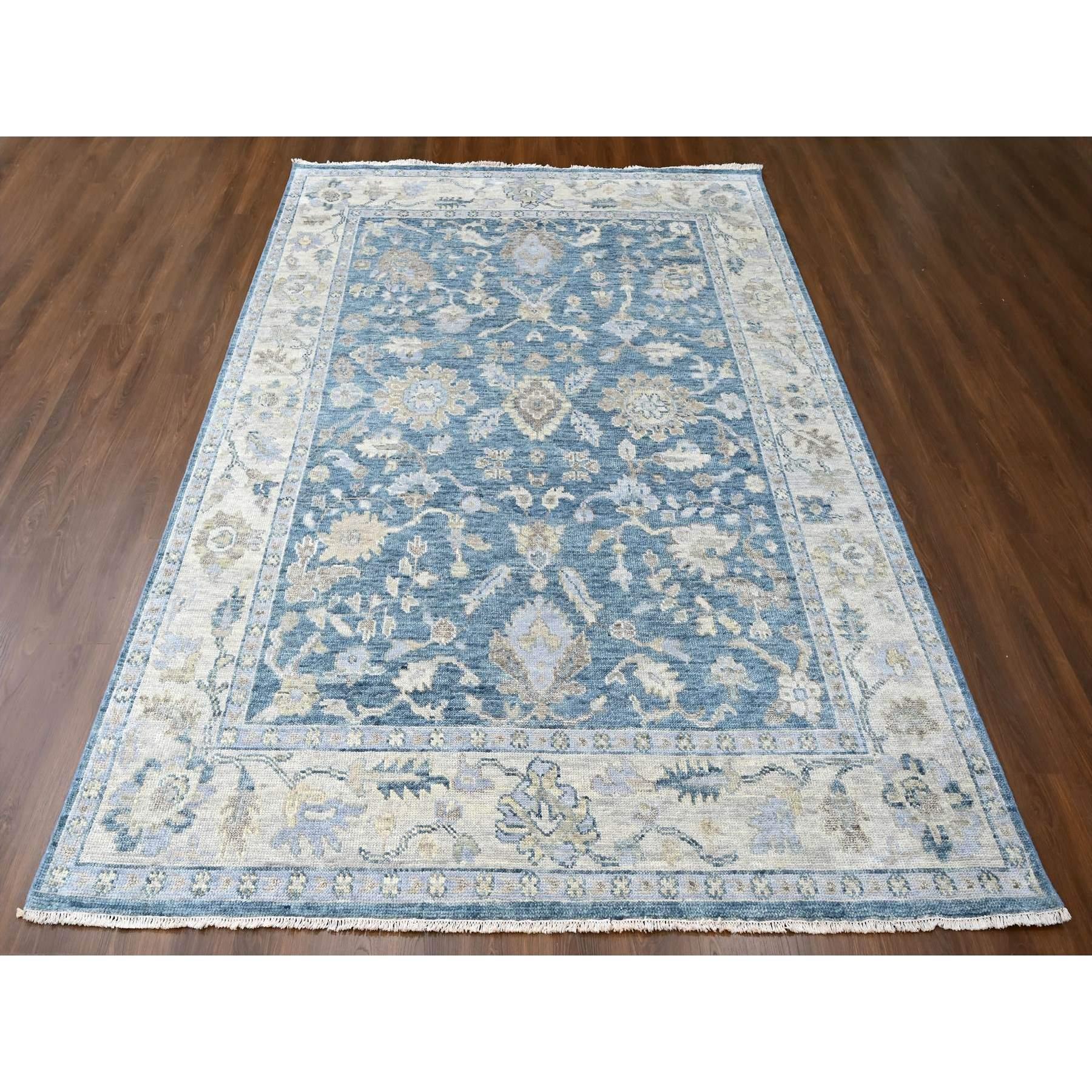 Aegean Blue, Supple Collection, Oushak Design with All Over Leaf Pattern, Tone On Tone, Hand Knotted, Soft Wool, Plush and Lush, Oriental Rug
Matières premières : Laine
Latex : Pas de poils 
hauteur : 0,25 pouces
Style : Traditionnel
Couleur
