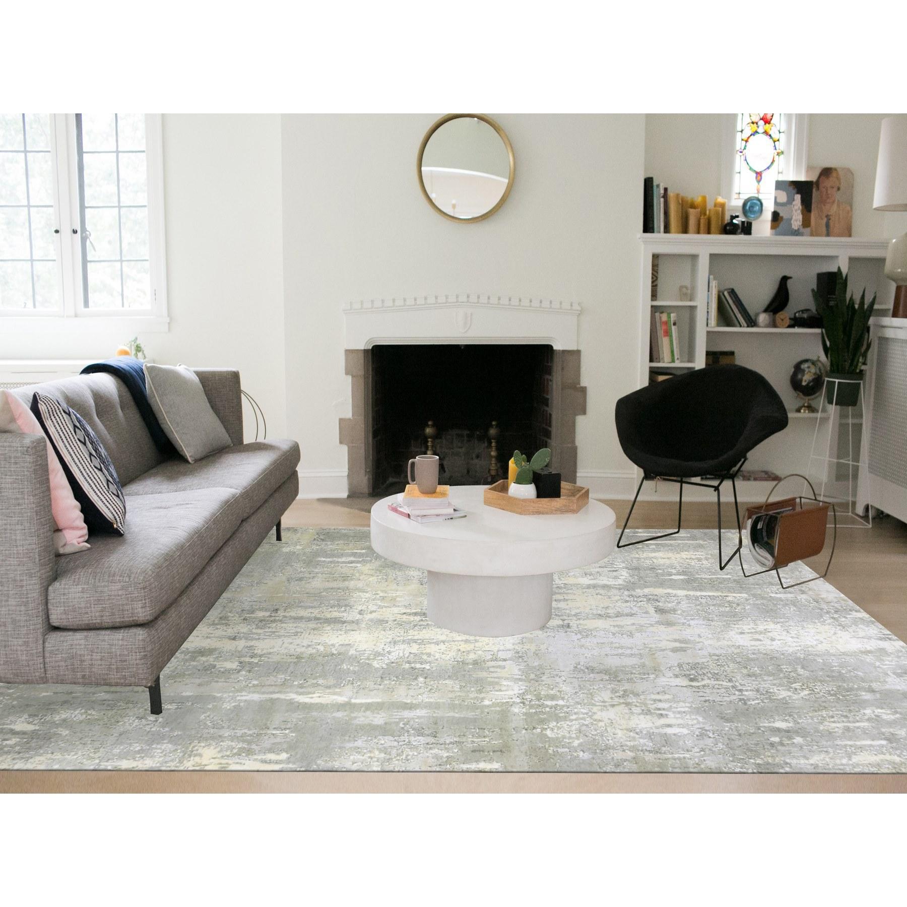 Aschgrau, Modernes abstraktes Design mit weichen Farben, Wolle und reine Seide handgeknüpft, Orientteppich
Primäre MATERIALIEN: Wolle & Seide
Latex: Kein Flor 
Höhe: 0,25 Zoll
Stil: Transitional
Grundfarbe: Grau
Sekundärfarben: Elfenbein, Grün,