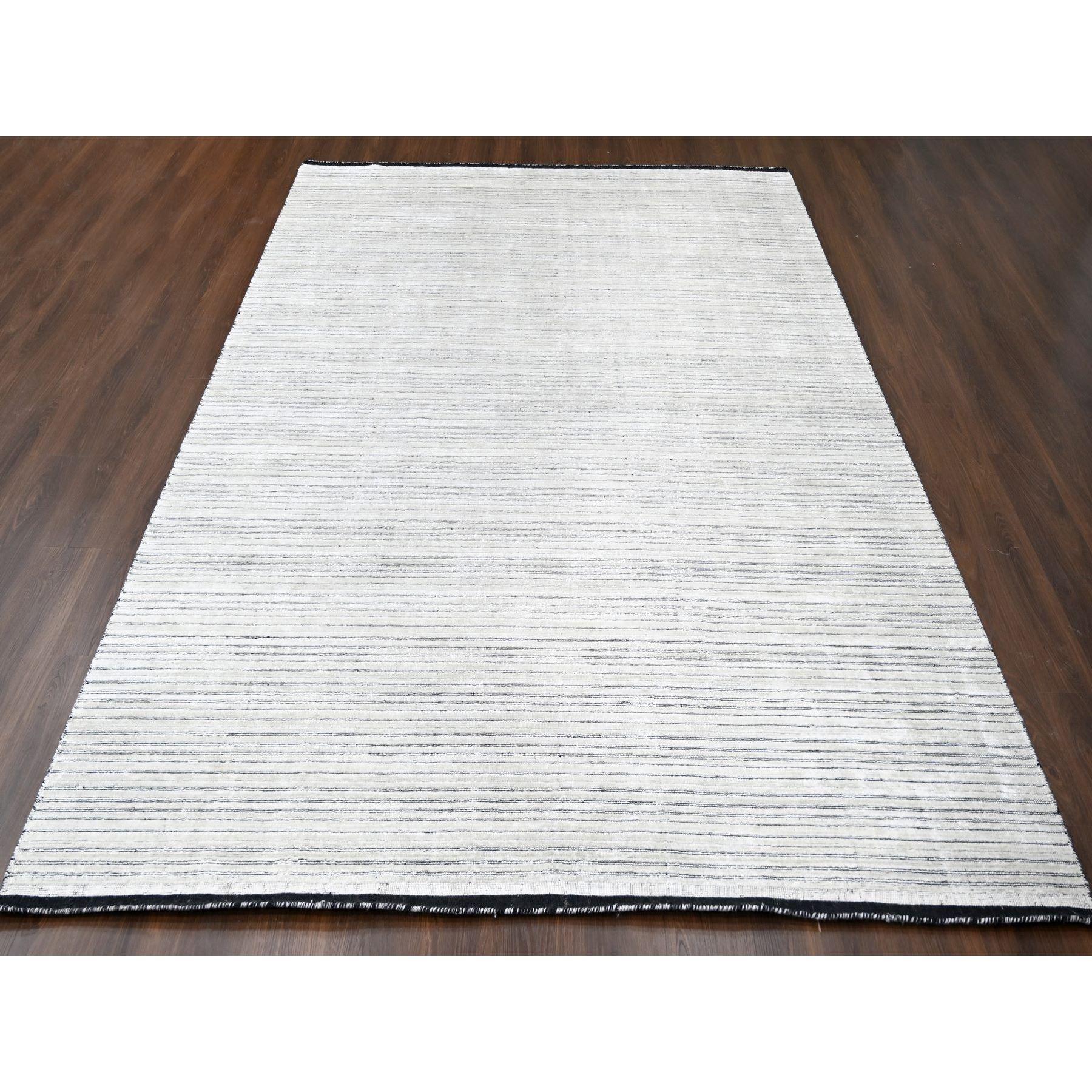 Schwarz und Elfenbein, Modernes strukturiertes und buntes Liniendesign, Wolle und Seide auf Pflanzenbasis, Handgeknüpft, Orientteppich
Primäre MATERIALIEN: Wolle & Seide
Latex: Kein Flor 
Höhe: 0,25 Zoll
Stil: AM Contemporary
Grundfarbe: