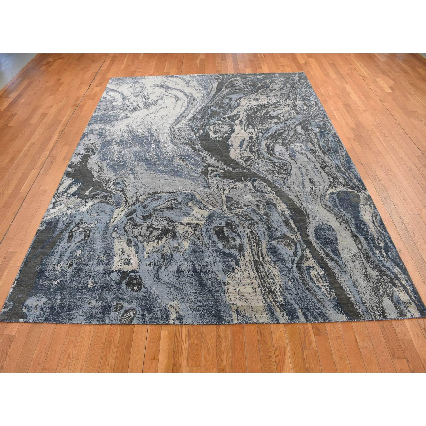 Air Force Blau, Geologisches Design, Wolle und reine Seide, Handgeknüpft, Orientteppich
Primäre MATERIALIEN: Wolle & Seide
Latex: Kein Flor 
Höhe: 0,25 Zoll
Stil: Transitional
Grundfarbe: Blau
Sekundäre Farben: Schwarz, Beige, Braun
Muster:
