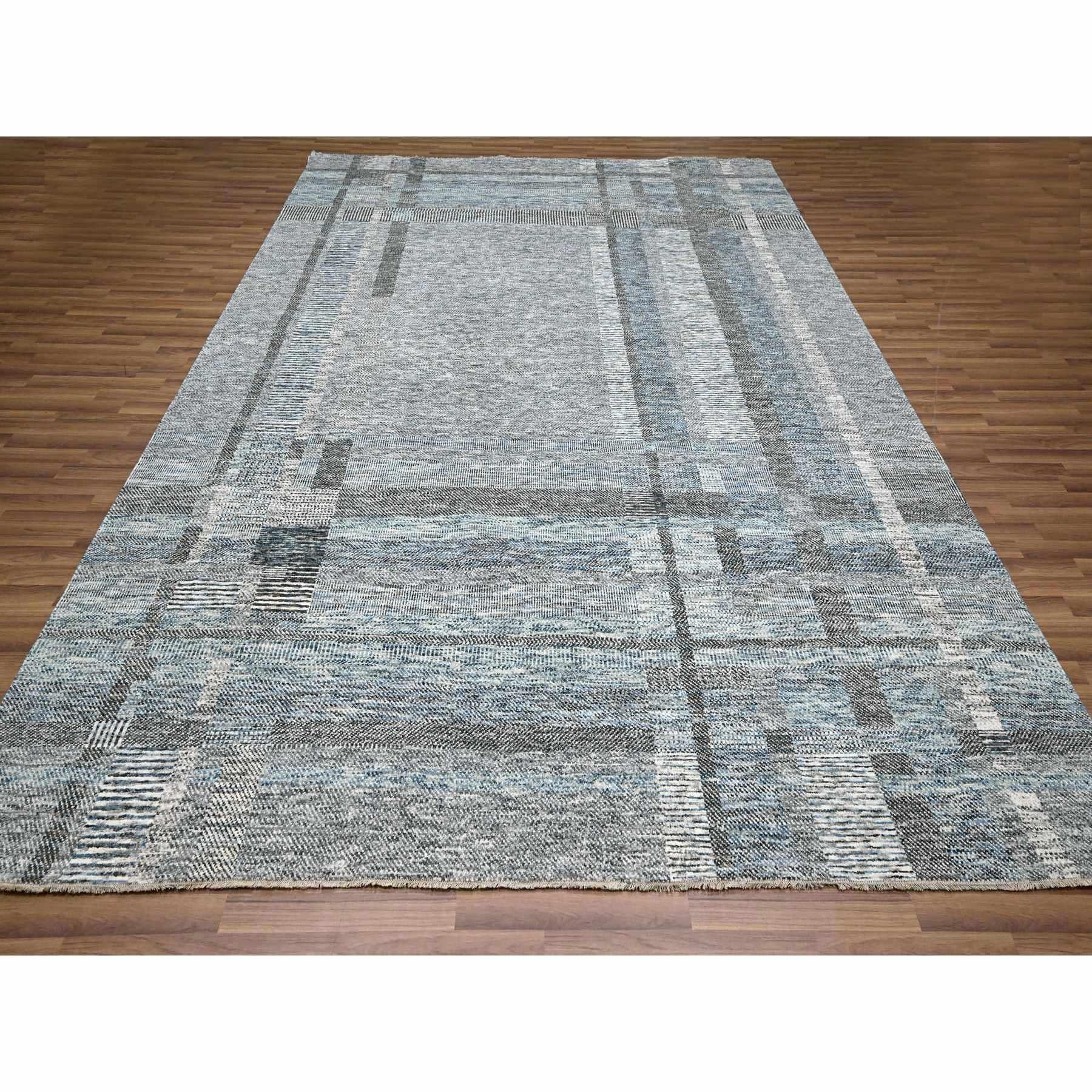 Kaum blau mit braun, modernes geometrisches offenes Karomuster, 100% Wolle, handgeknüpft, dick und plüschig, Orientteppich
Primäre MATERIALIEN: Wolle
Latex: Kein Flor 
Höhe: 0,25 Zoll
Stil: AM Contemporary
Grundfarbe: Blau
Sekundäre Farben: Grau,