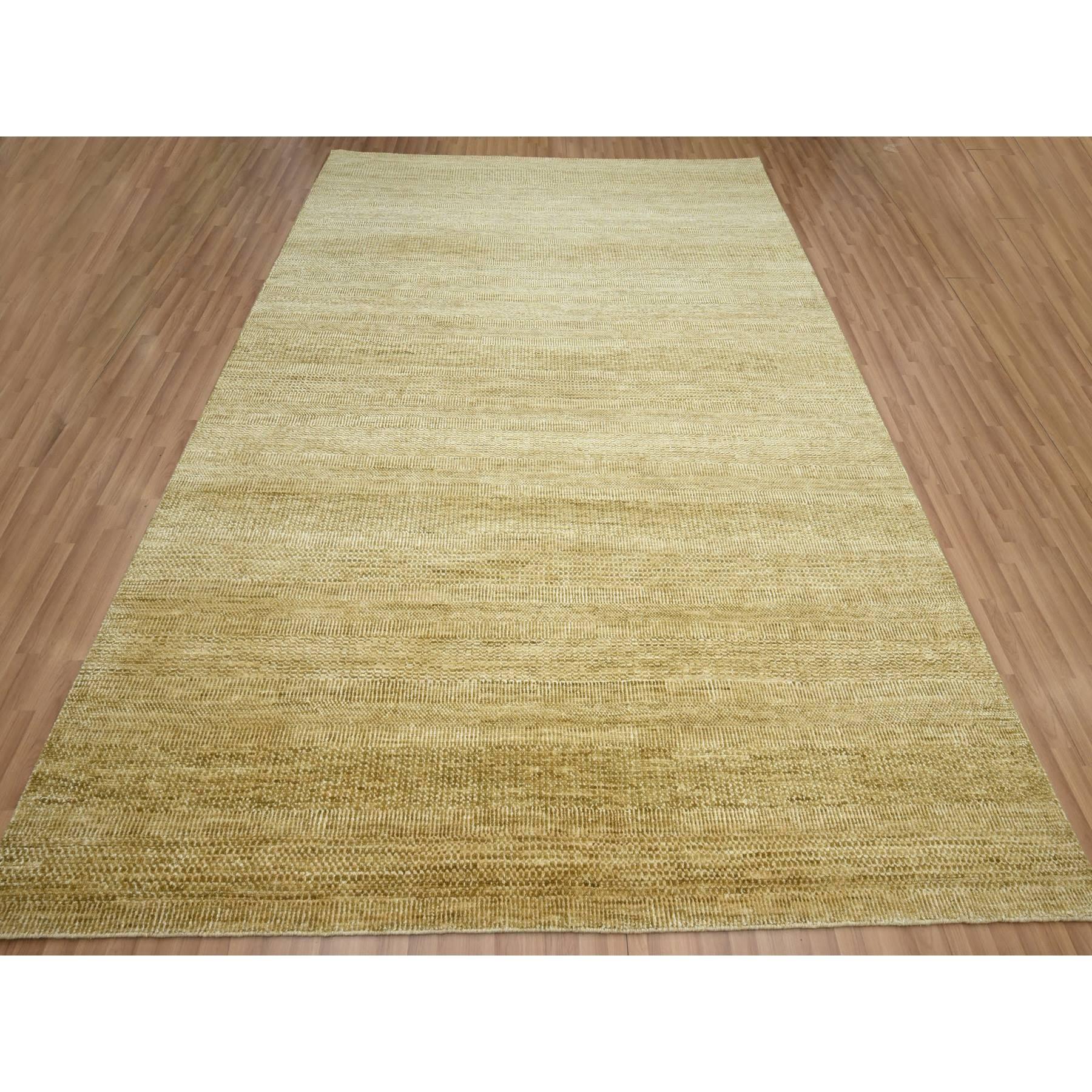 Nuances de brun, laine et soie, noué à la main, By Design Modern Grass, ton sur ton, luxuriant et cossu, Tapis d'Orient
Matériaux primaires : Laine et soie
Latex : Pas de poils 
hauteur : 0,25 pouces
Style : Contemporain
Couleur primaire :