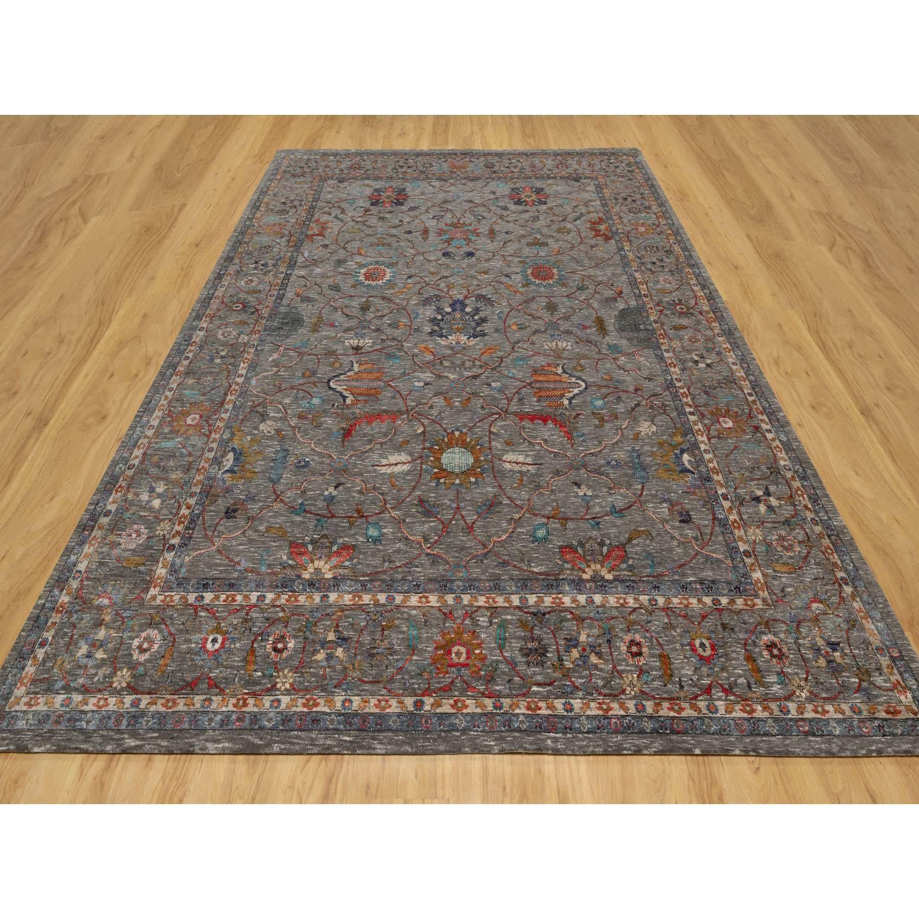 Dies ist eine wirklich echte one-of-a-kind Persian Scrolls Blatt und Blume Design, Seide mit strukturierter Wolle, handgeknüpft Orientteppich. Es wurde monatelang von erfahrenen Kunsthandwerkern in jahrhundertealten Webtechniken geknüpft.
Primäre