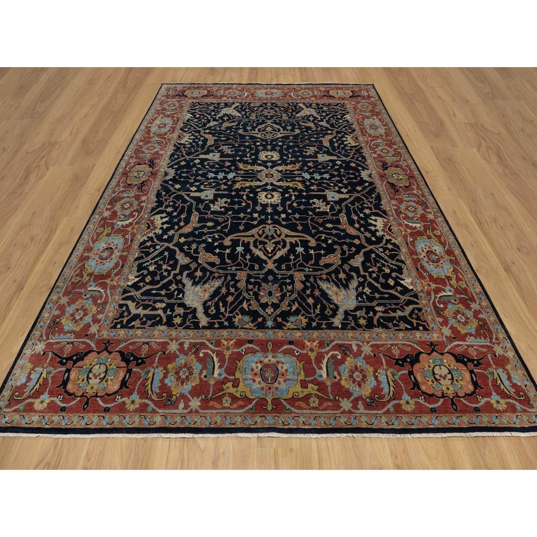Bleu caviar, recréation antique de Fine Heriz avec un motif de vignes, poil doux, laine de Nouvelle-Zélande filée à la main, noué à la main, teintures végétales, tapis d'Orient.
Matières premières : Laine
Latex : Pas de poils 
hauteur : 0,25