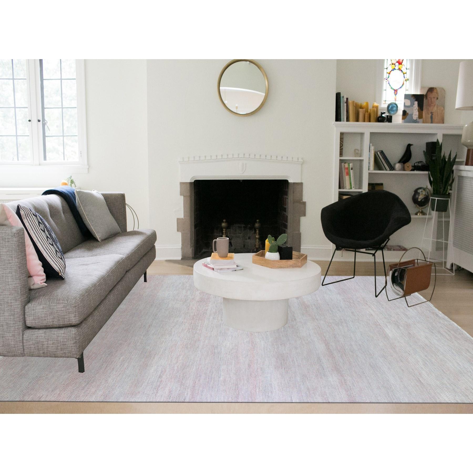 Il s'agit d'un véritable tapis d'Orient moderne noué à la main en laine et soie à motif d'herbes roses délavées. Il a été noué pendant des mois et des mois selon des techniques de tissage séculaires par des artisans experts.
Matériaux primaires :