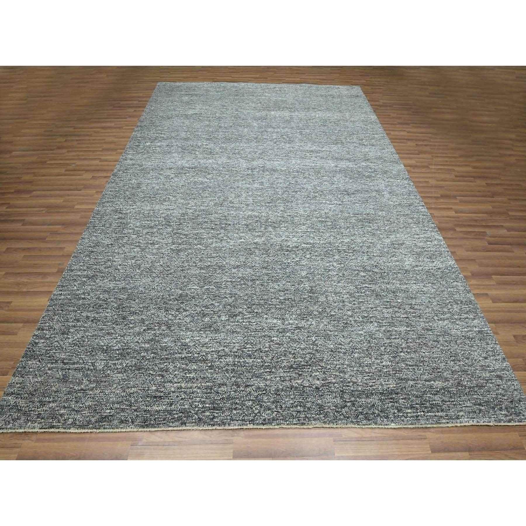 Nickelgrau, Kohinoor Herat mit kleinem geometrischem, sich wiederholendem Rautenmuster, reine Wolle, weicher Flor, Ton in Ton, handgeknüpft, Orientteppich
Primäre MATERIALIEN: Wolle
Latex: Kein Flor 
Höhe: 0,25 Zoll
Stil: AM Contemporary
Grundfarbe: