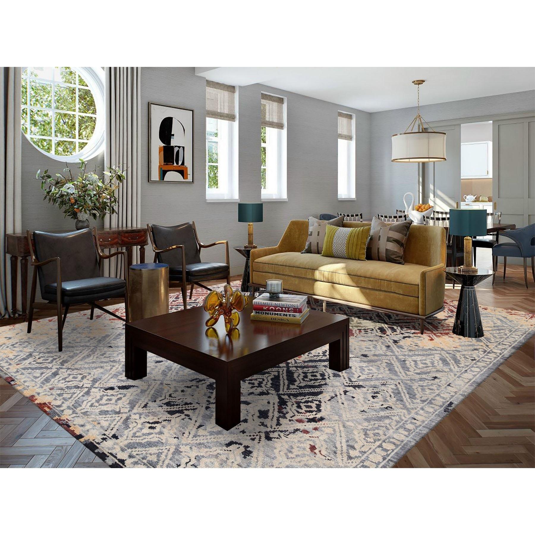Dies ist eine wirklich echte one-of-a-kind Silver Gray Supple Collection Erased Mughal Design Hand Knotted Oriental Rug. Es wurde monatelang von erfahrenen Handwerkern in der jahrhundertealten persischen Webtechnik gewebt.
Primäre MATERIALIEN: