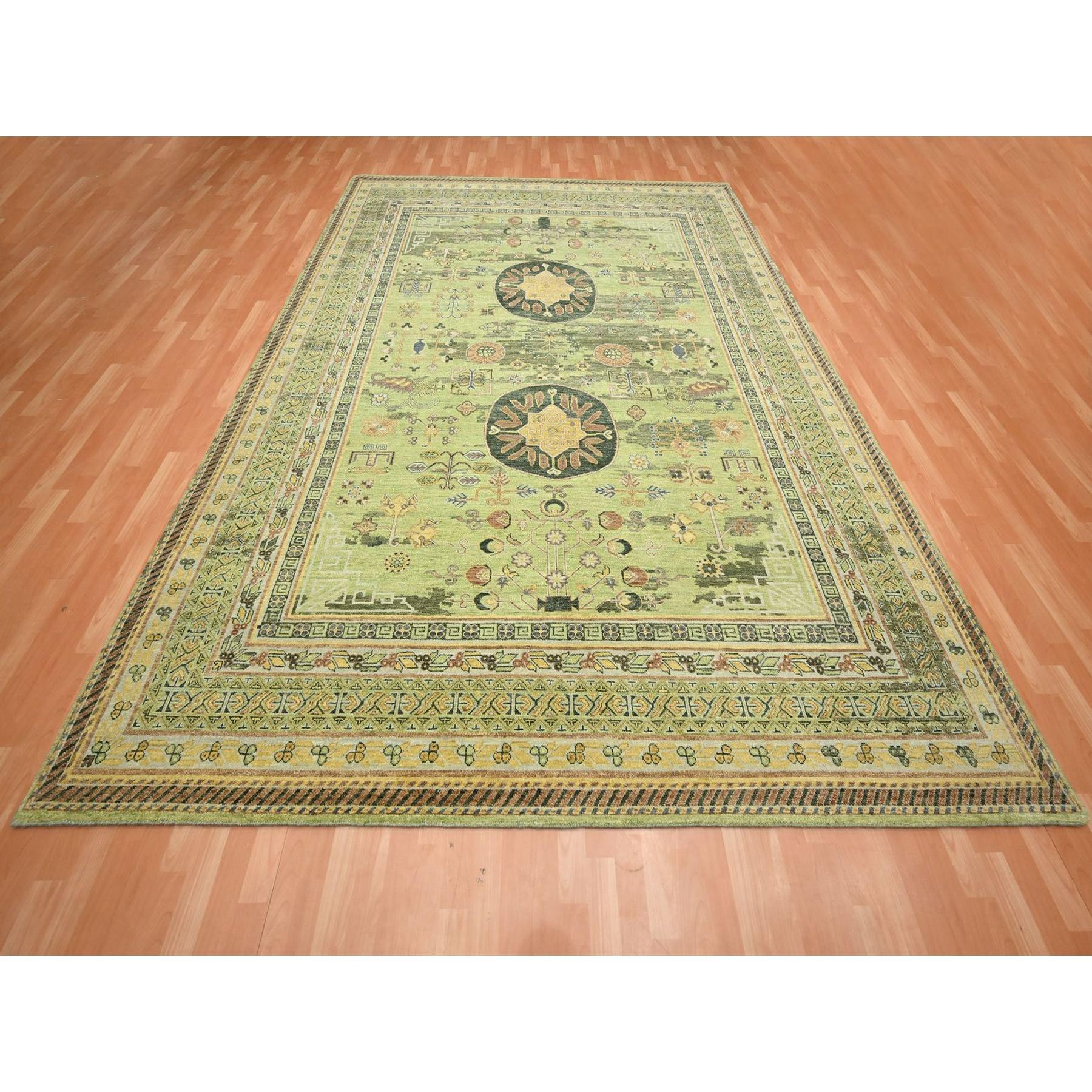 Nuances de vert, Design/One, 100% laine, rasé, noué à la main, densément tissé, tapis oriental
Matières premières : Laine
Latex : Pas de poils 
hauteur : 0,25 pouces
Style : Transitionnel
Couleur primaire : vert
Couleurs secondaires : Jaune, brun,