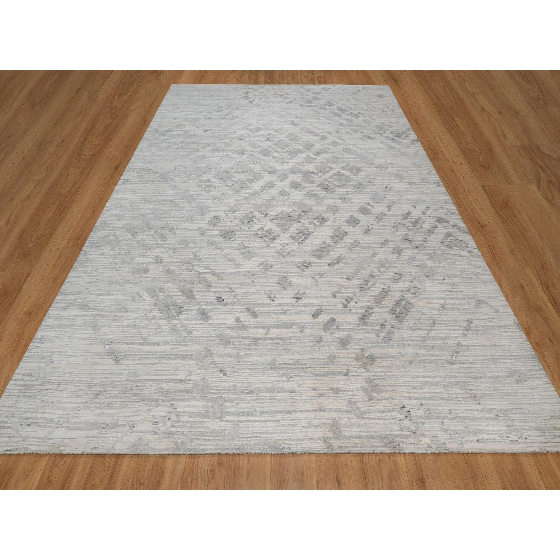 Blanc d'albâtre, Noué à la main, Design Modern, Laine naturelle non teintée filée à la main, Tapis d'Orient
Matières premières : Laine
Latex : Pas de poils 
hauteur : 0,25 pouces
Style : Contemporain
Couleur primaire : Ivoire
Couleurs secondaires :