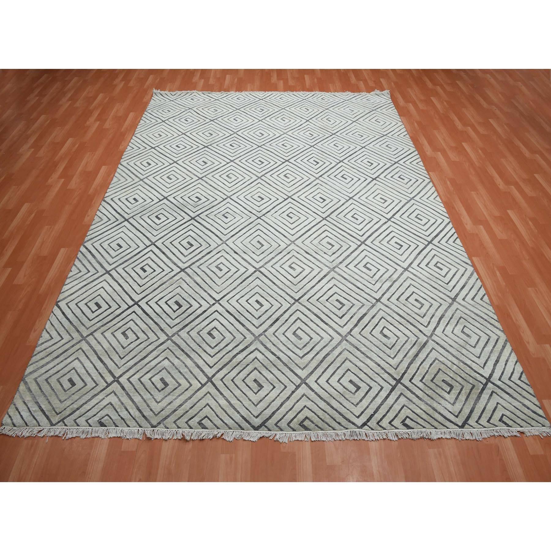 Si tratta di un autentico tappeto orientale avorio, dal design moderno a chiave romana, in pura seta sollevata e lana ossidata, annodato a mano. È stato annodato per mesi e mesi con tecniche di tessitura secolari da esperti artigiani.
Materiali