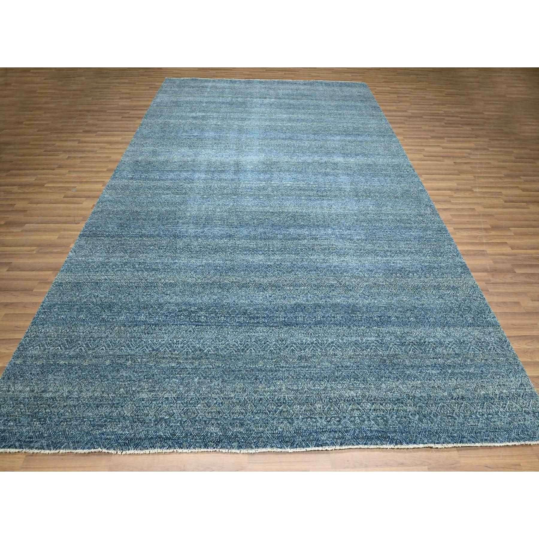 Bleu Yale, motif Kohinoor Herat, petit motif géométrique répétitif en forme de diamant, pure laine, ton sur ton, noué à la main, sans bordures, doux au toucher, tapis d'Orient
Matières premières : Laine
Latex : Pas de poils 
hauteur : 0,25