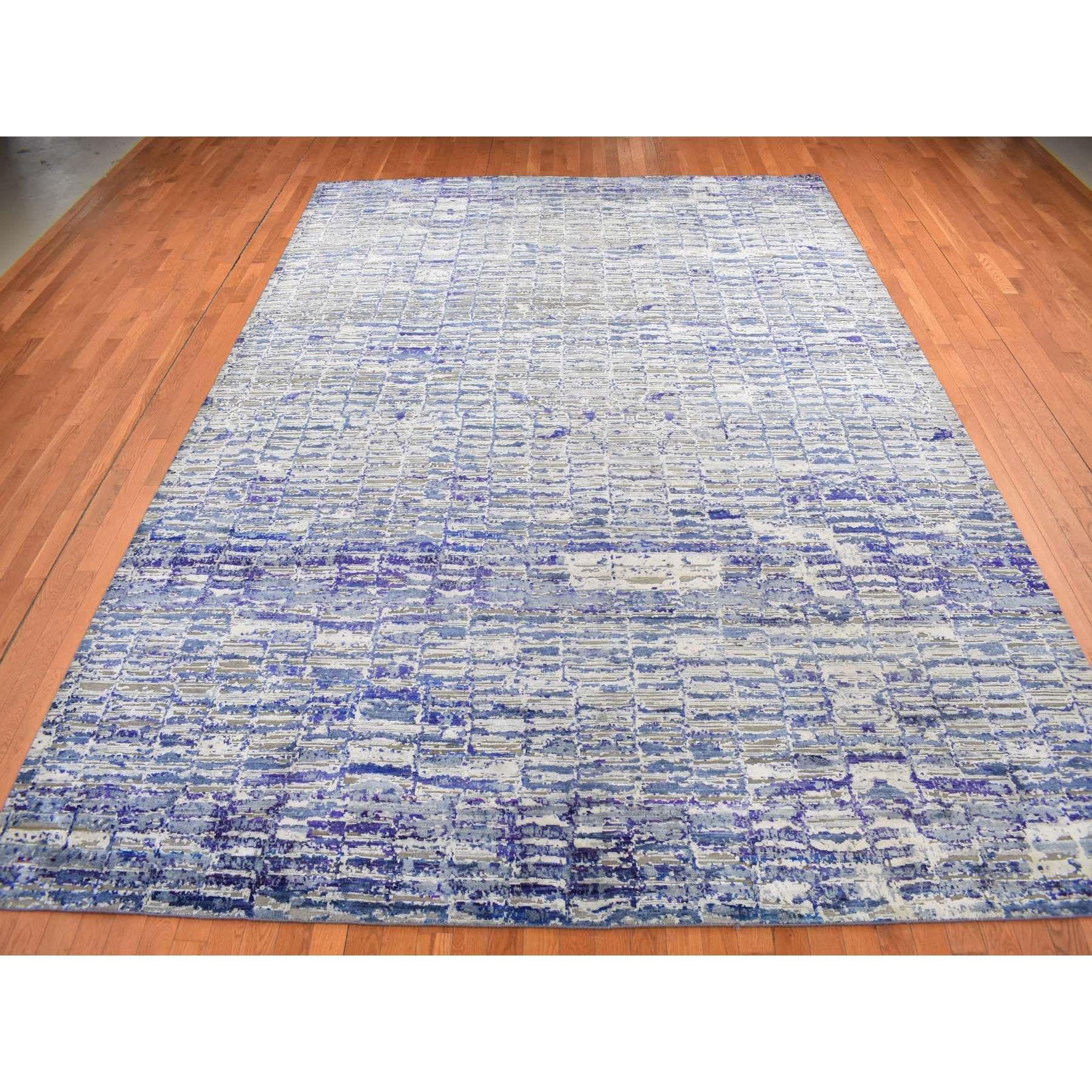 Yale Blau mit Lila, Verkleinerndes Ziegelstein Design, Sari Seide, Handgeknüpft, Orientteppich
Primäre MATERIALIEN: Sari-Seide
Latex: Kein Flor 
Höhe: 0,25 Zoll
Stil: Transitional
Grundfarbe: Blau
Sekundärfarben: Elfenbein, Ecru Brown, Stone