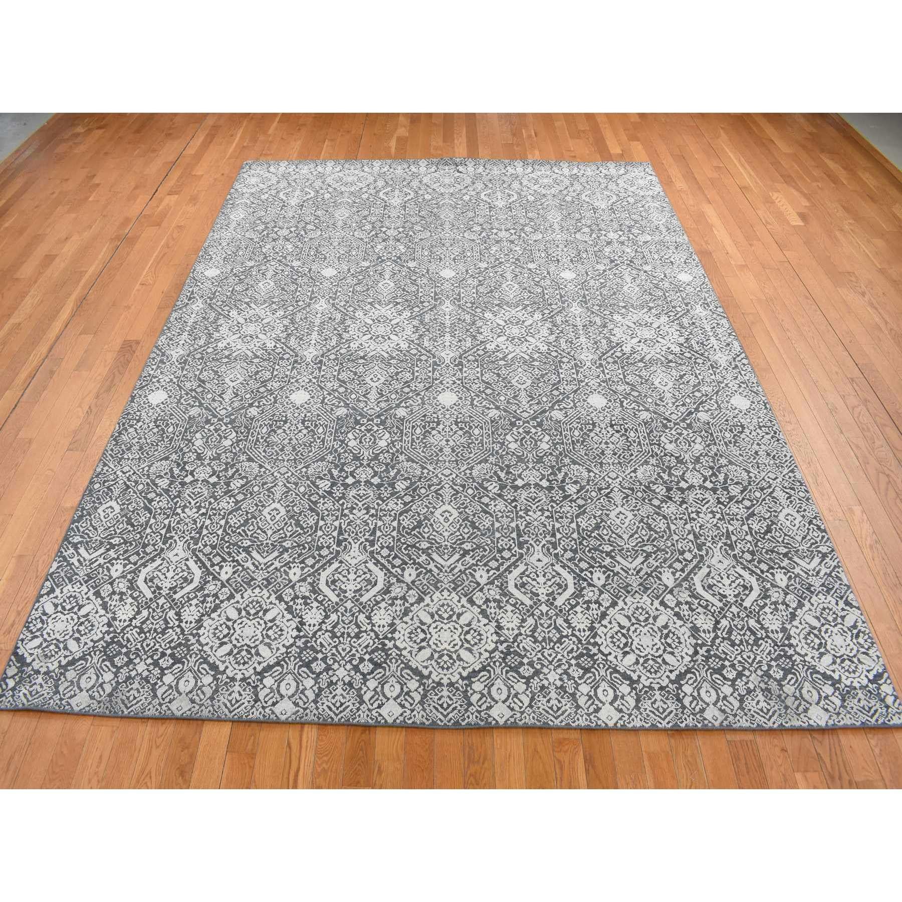 Gris nuage, soie avec laine texturée, transitionnel ton sur ton, design sans bordure, noué à la main, tapis oriental
Matériaux primaires : Laine et soie
Latex : Pas de poils 
hauteur : 0,25 pouces
Style : Transitionnel
Couleur primaire :