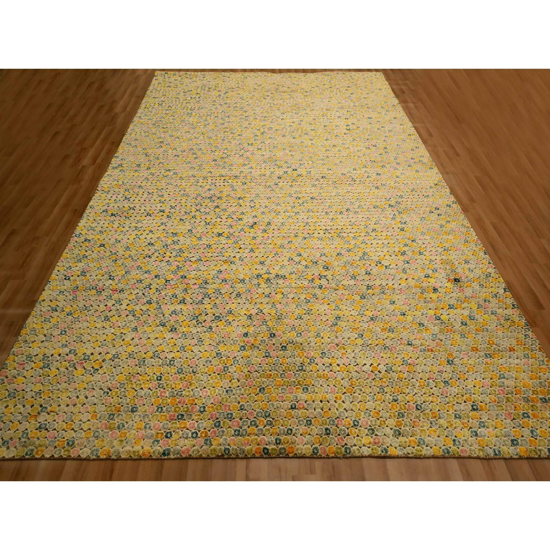 Amarillo Dorado, LOS BOTONES, Seda Sari, Anudada a Mano, Suave al Tacto, Alfombra Oriental
Materiales primarios: Seda Sari
Látex: Sin pelo 
altura: 0,25 Pulgadas
Estilo: Contemporáneo
Color principal: Amarillo
Colores secundarios: Azul, Rosa,