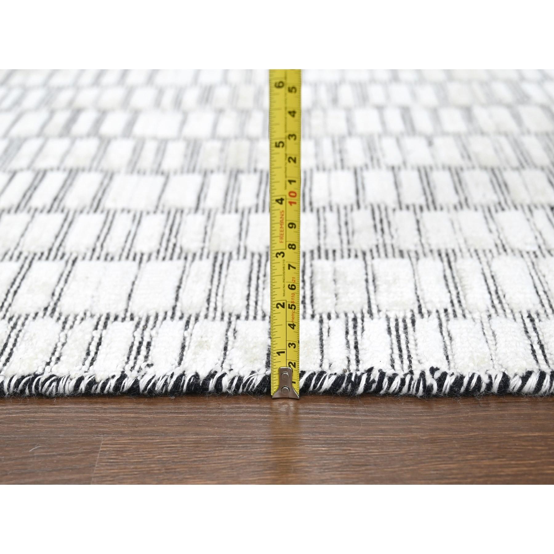 Tappeto orientale avorio e nero dal design moderno in lana e seta lavorato a mano 9'x12'2