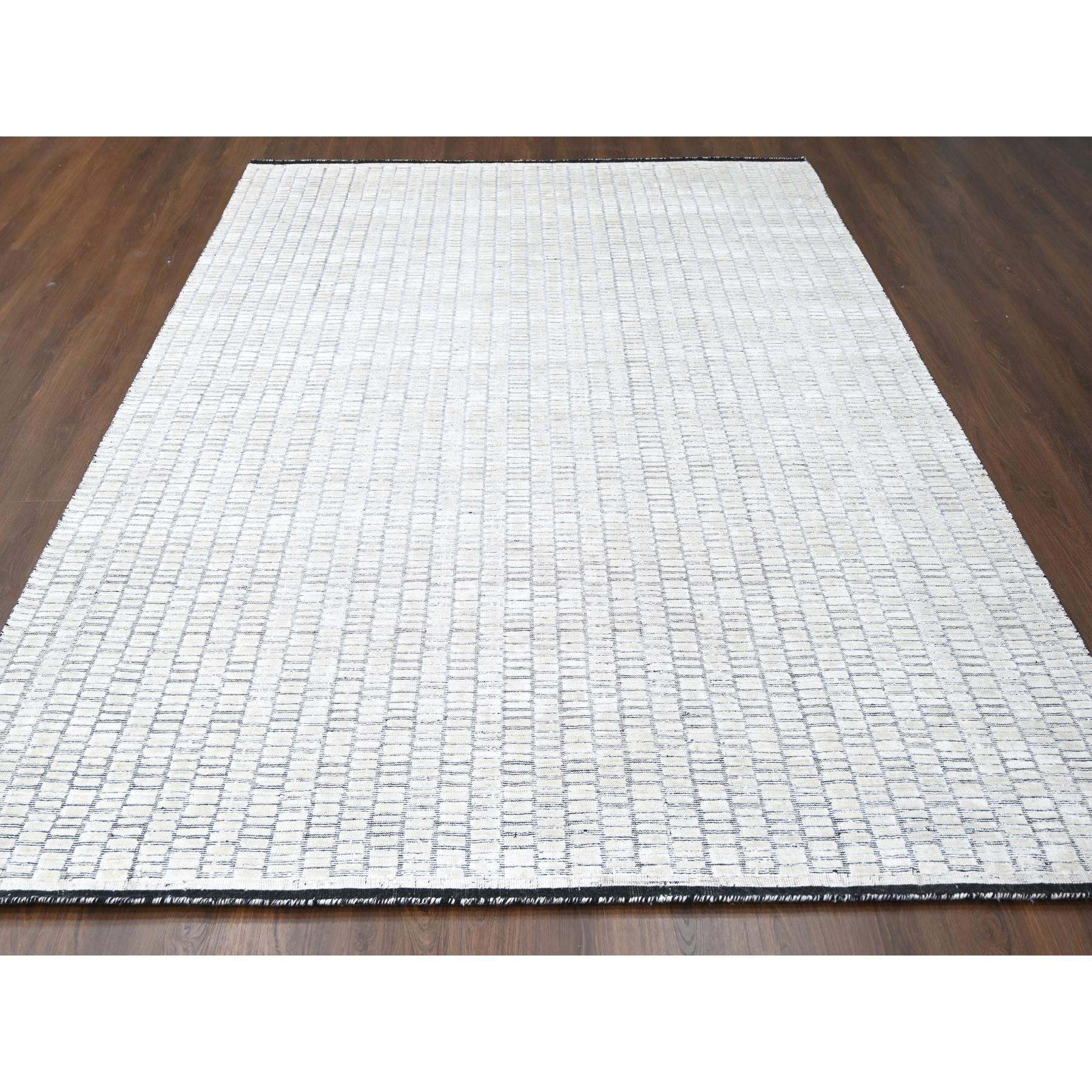 Avorio e nero, Tappeto orientale dal design moderno e romano, in lana e seta vegetale, lavorato a mano
Materiali primari: Lana e seta
Lattice: No Pile 
altezza: 0,25 pollici
Stile: Casual
Colore primario: Avorio
Colori secondari: Nero
Modello: