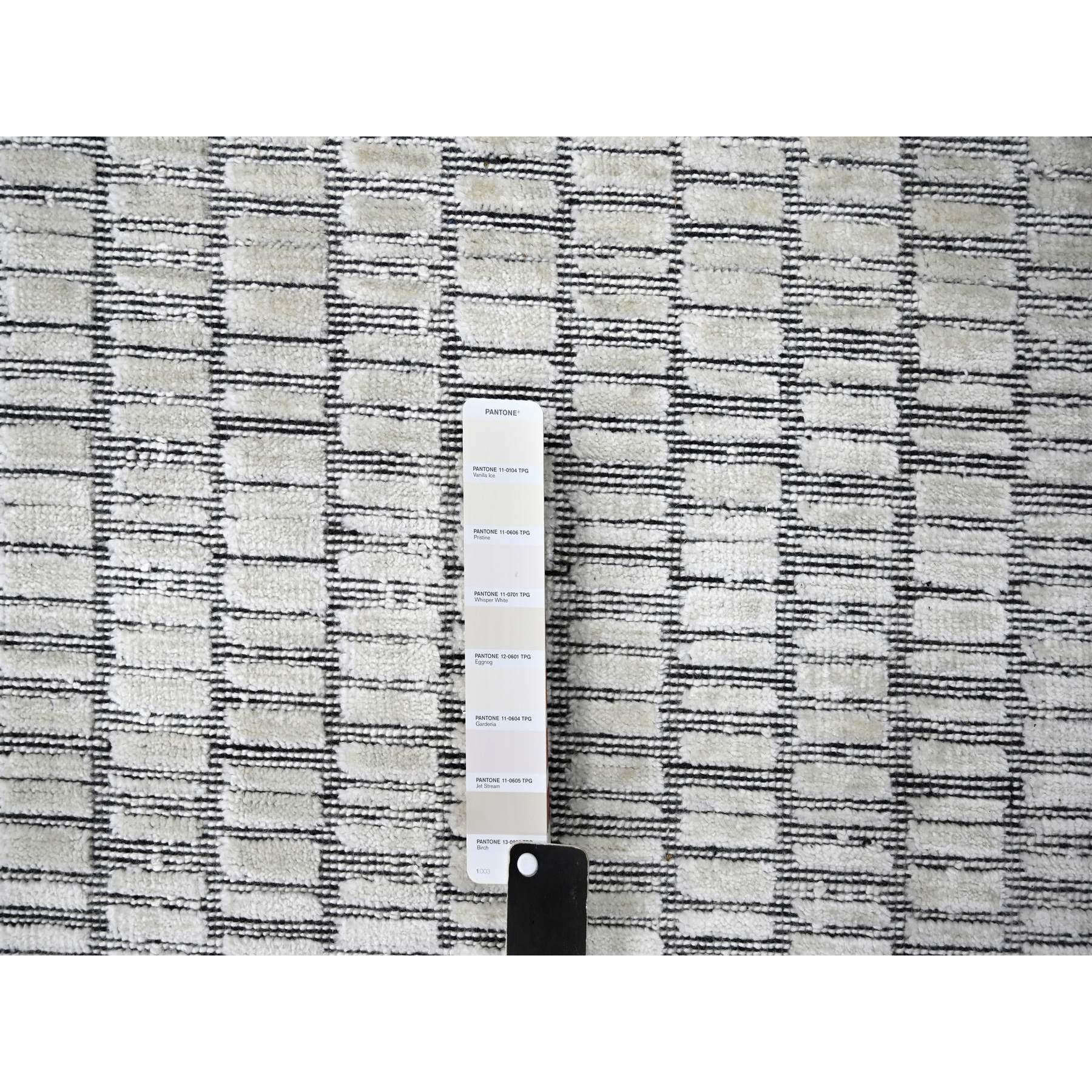 XXI secolo e contemporaneo Tappeto orientale avorio e nero dal design moderno in lana e seta lavorato a mano 9'x12'2