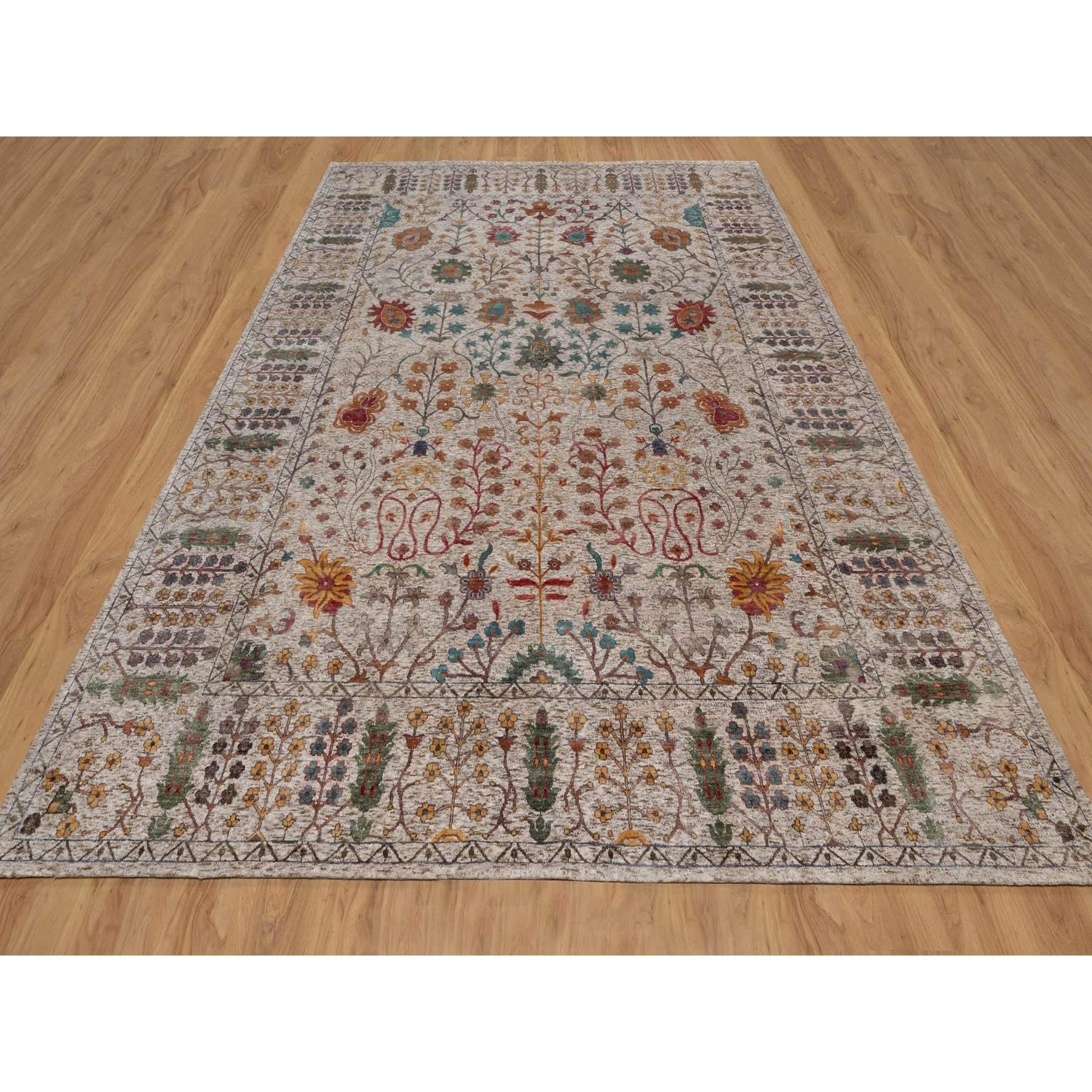 Snow White, annodato a mano, seta con lana strutturata, design Directional Vase, tappeto orientale
Materiali primari: Lana e seta
Lattice: No Pile 
altezza: 0,25 pollici
Stile: Di transizione
Colore primario: Avorio
Colori secondari: Rosso,