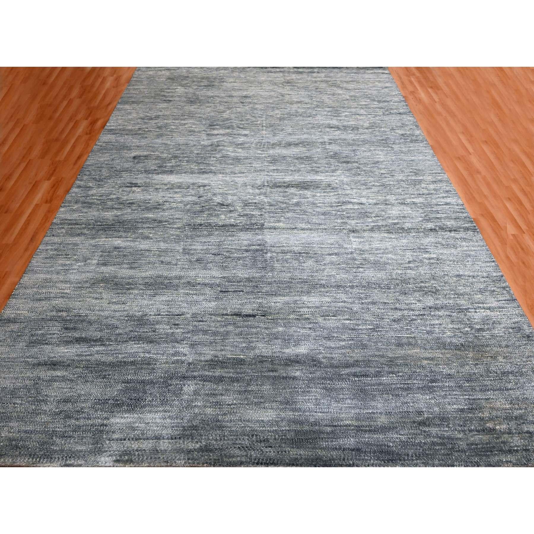 Grautöne, Modernes einfarbiges Design, 100% Wolle, Handgeknüpft, Orientteppich
Primäre MATERIALIEN: Wolle
Latex: Kein Flor 
Höhe: 0,25 Zoll
Stil: AM Contemporary
Grundfarbe: Grau
Sekundäre Farben: Charcoal Schwarz, Beige
Muster: Orientalisch