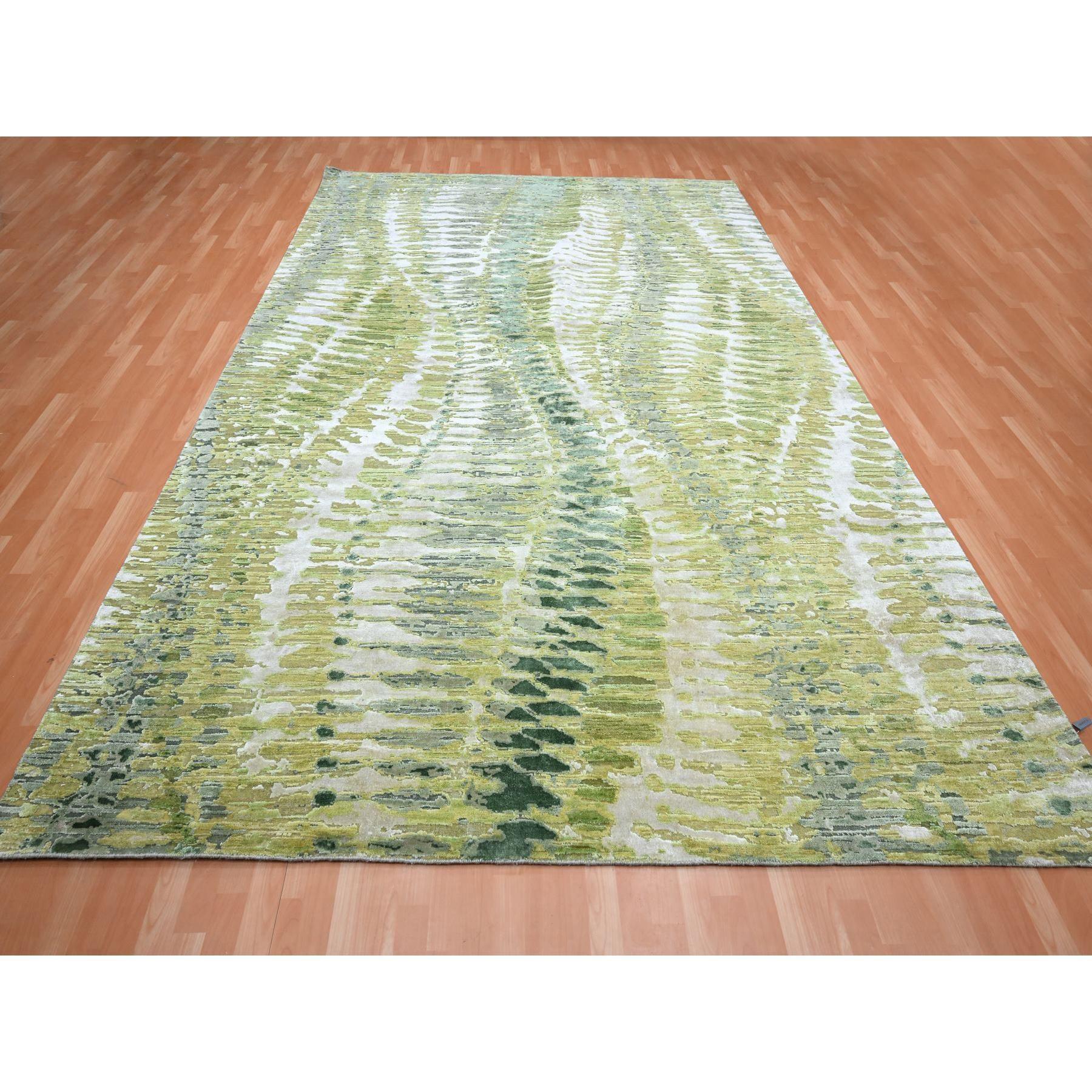 Shades of Green, Crocodile Safari Design, 100% Silk, Densely Woven, Hand Knotted, Oriental Rug<br /><br />Matériaux primaires : SoieLatex : NonHauteur des poils : 0.25 poucesStyle : ContemporainCouleur principale : VertCouleurs secondaires : Ivoire,