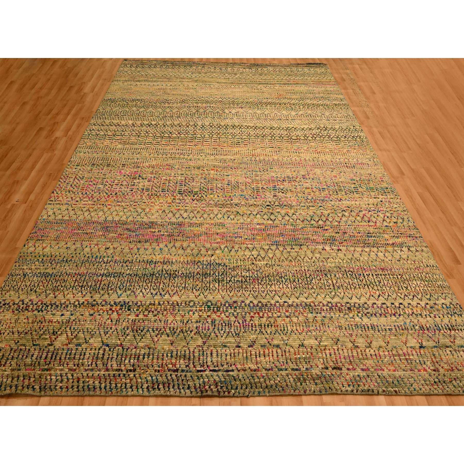 Marrón Burlywood, Sari de Seda y Lana, Línea Repetitiva y Diseño Geométrico, Anudada a Mano, Oriental, Alfombra
Materiales principales: Lana y seda de sari
Látex: Sin pelo 
altura: 0,25 Pulgadas
Estilo: Contemporáneo
Color principal: Marrón
Colores