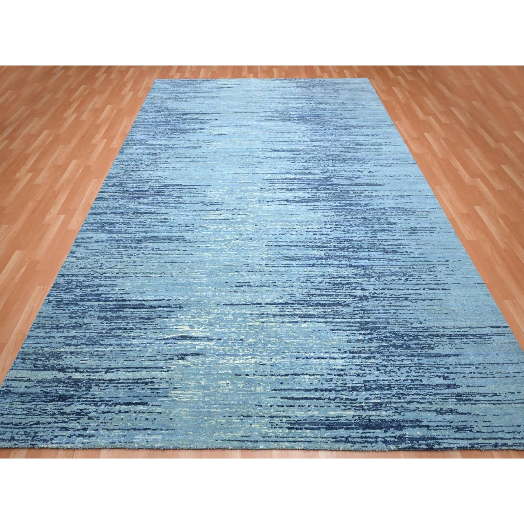 Cerulean Blau, Reine Wolle, Horizontales Ombre Design, Dicht gewebt, Handgeknüpft, Orientteppich
Primäre MATERIALIEN: Wolle
Latex: Kein Flor 
Höhe: 0,25 Zoll
Stil: AM Contemporary
Grundfarbe: Blau
Sekundärfarben: Elfenbein, Denim Blue
Muster:
