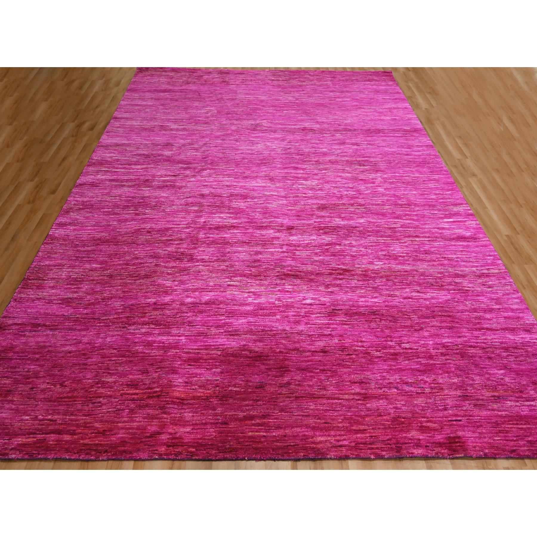 Fuscia Pink, Einfarbiges Design, Reine Sari-Seide, Handgeknüpft, Weich im Griff, Orientteppich
Primäre MATERIALIEN: Sari-Seide
Latex: Kein Flor 
Höhe: 0,25 Zoll
Stil: AM Contemporary
Grundfarbe: Rosa
Sekundärfarben: Violett
Muster: Orientalisch