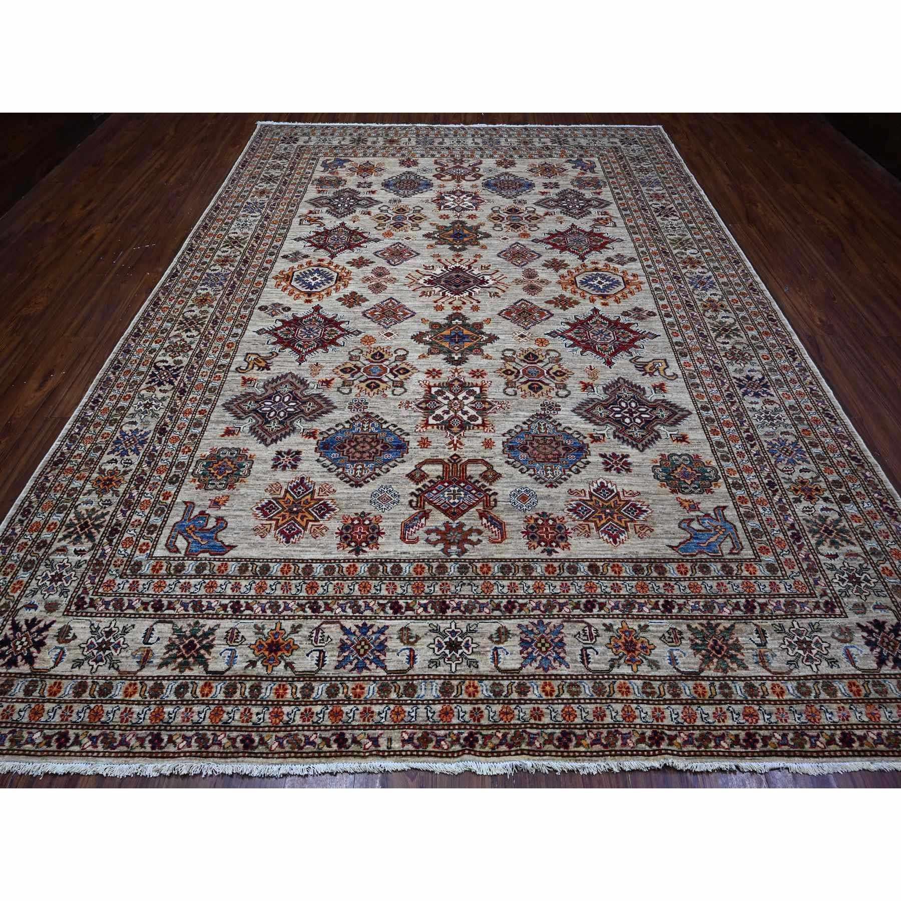 Il s'agit d'un véritable tapis d'Orient Afghan Super Kazak, noué à la main, en pure laine. Il a été noué pendant des mois et des mois selon des techniques de tissage séculaires par des artisans experts.
Matières premières : Laine
Latex : Pas de