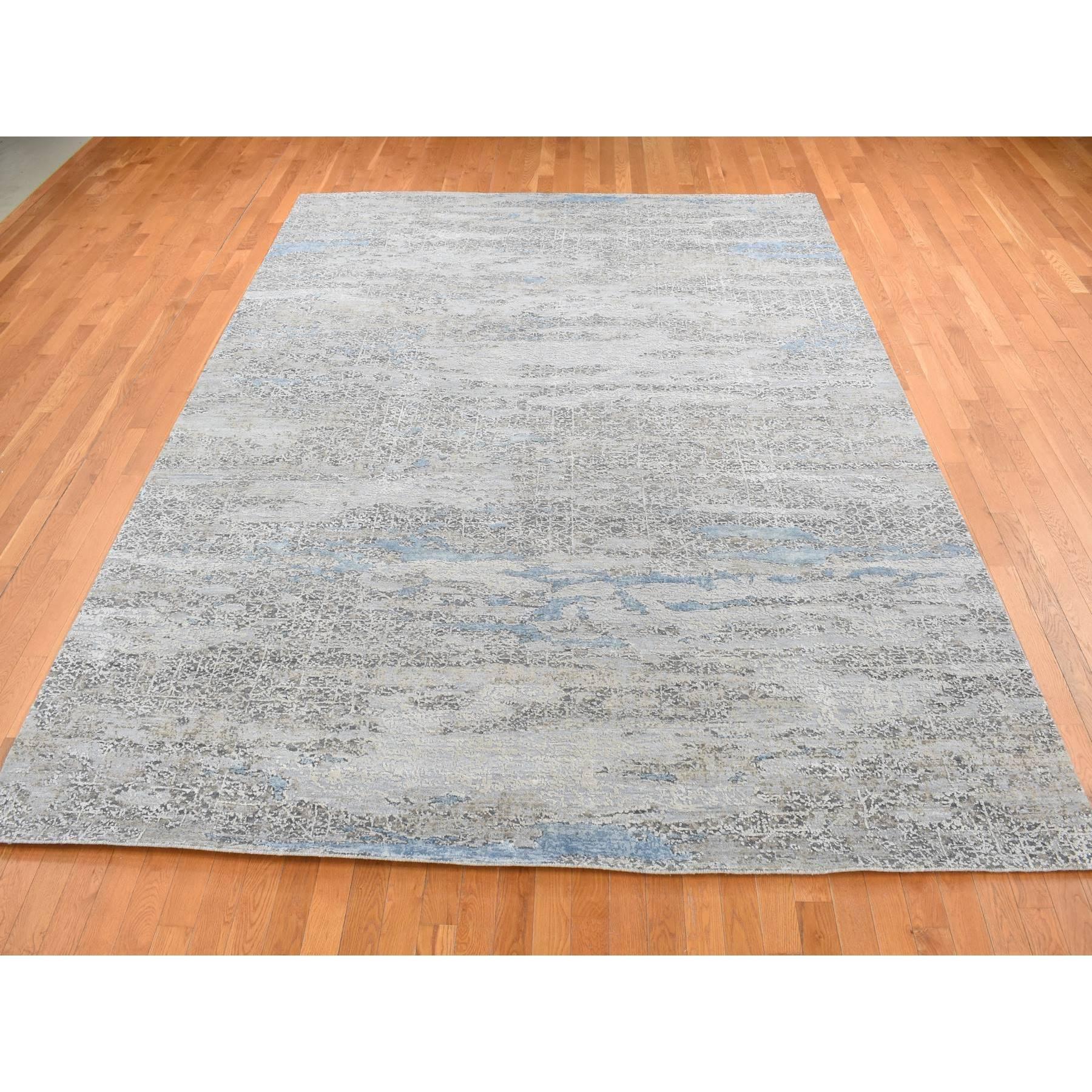 Kadettgrau, Wolle mit echter Seide, gebrochenes und gelöschtes kompliziertes zeitgenössisches Design, handgeknüpft, Orientteppich
Primäre MATERIALIEN: Wolle & Seide
Latex: Kein Flor 
Höhe: 0,25 Zoll
Stil: Transitional
Grundfarbe: